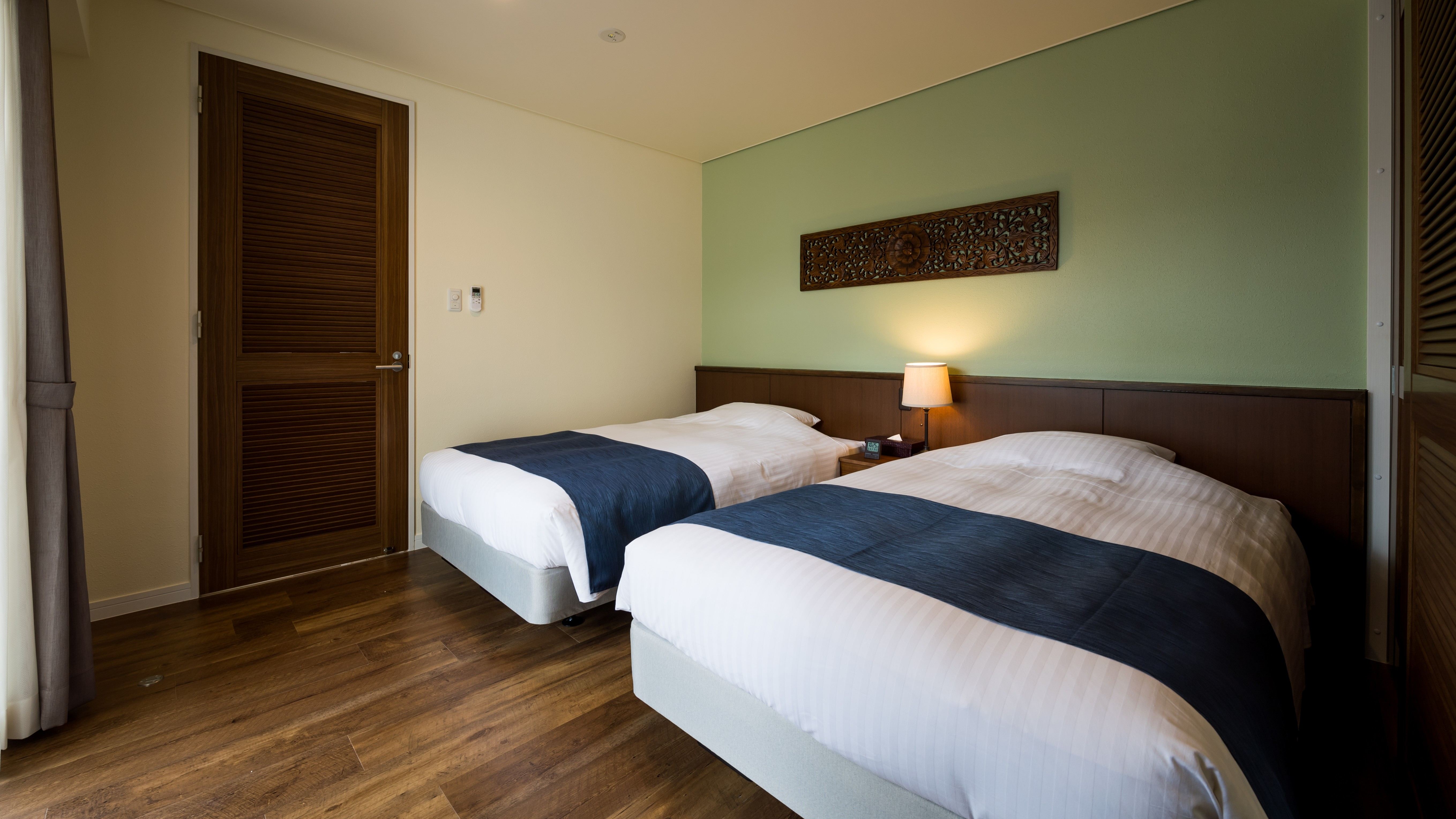 【LOTUS：ベッドルーム】セミダブルベッド4台完備。ゆったりと寛げる落ち着いた雰囲気の寝室。