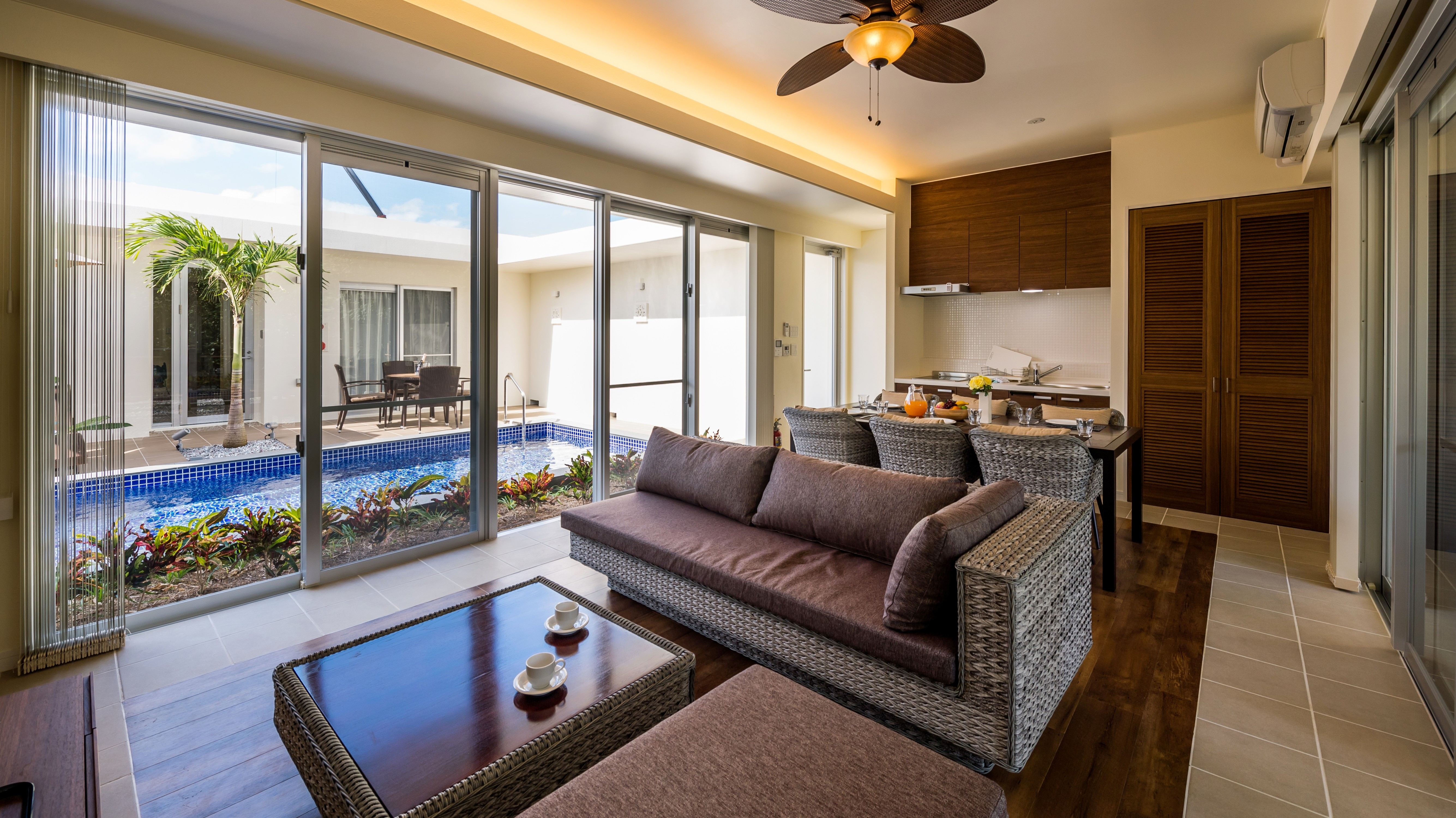 【LOTUS：リビングダイニング】大きな窓の外はプライベートプール！開放感あふれるリビングで団欒。