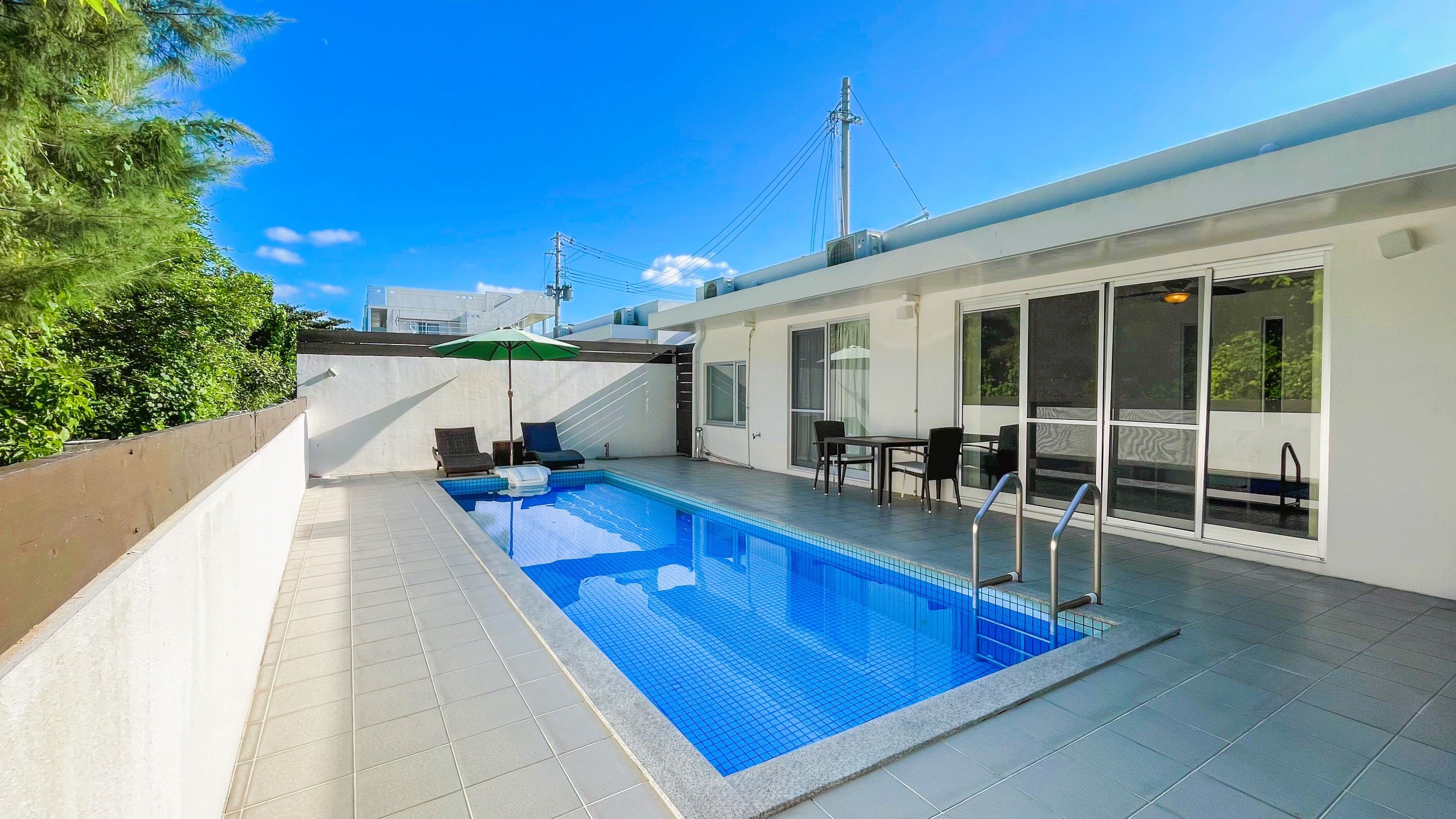 【PLAGE：プライベートプール】プールサイドで日光浴を満喫。洗練されたデザインのテラス。