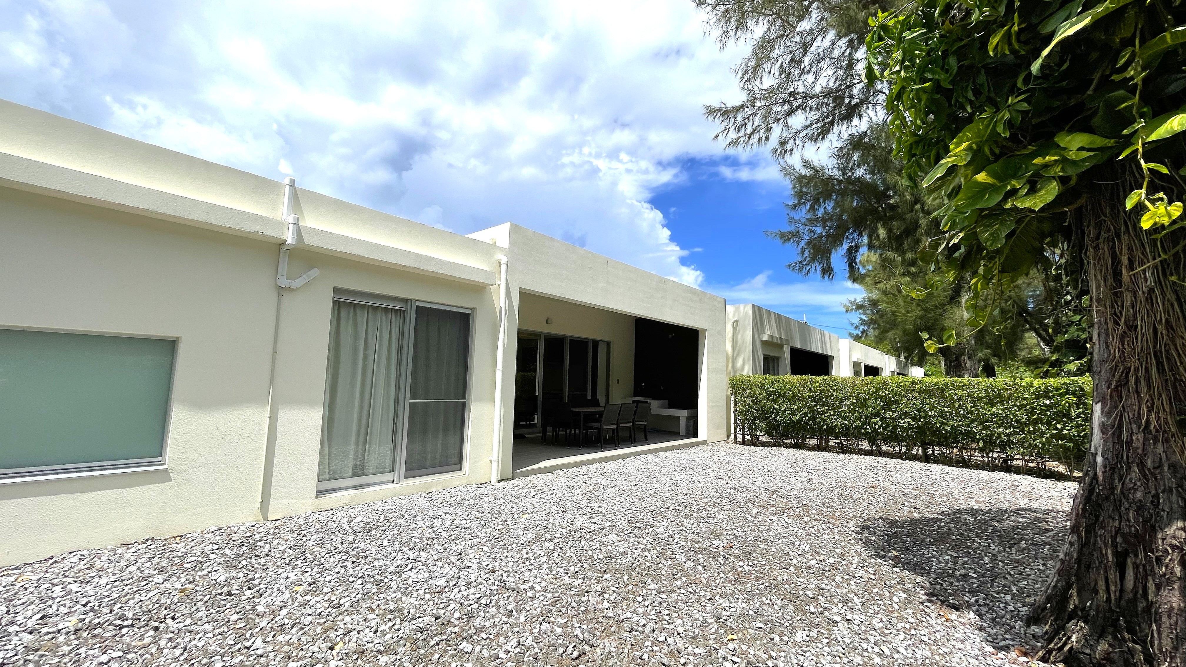 【ORCHID：外観】シンプルでモダンな外観。あなただけのプライベートヴィラへようこそ。