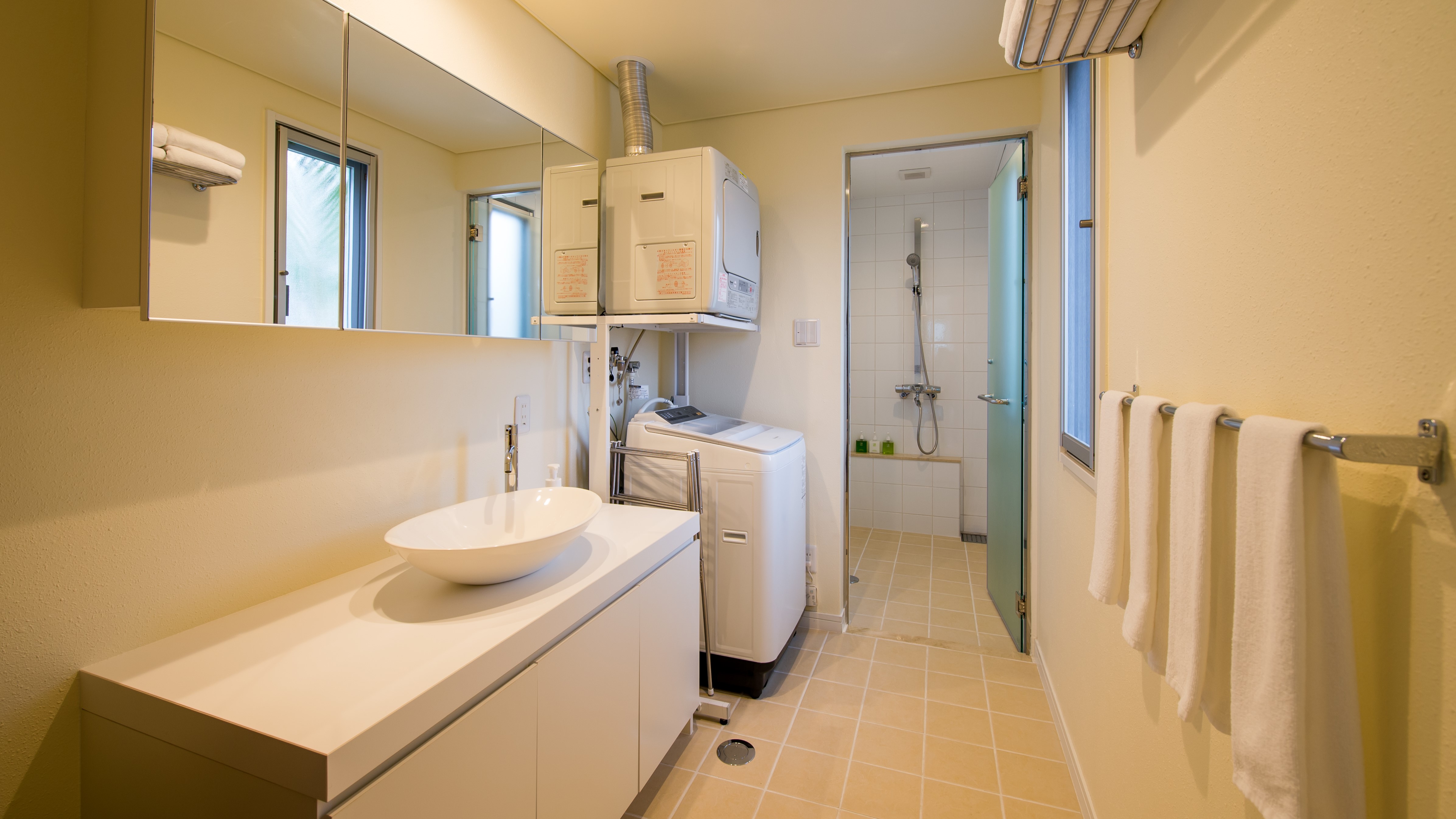 【ANTHURIUM：バスルーム】清潔感あふれる洗面台とシャワールーム。快適な水回り設備。