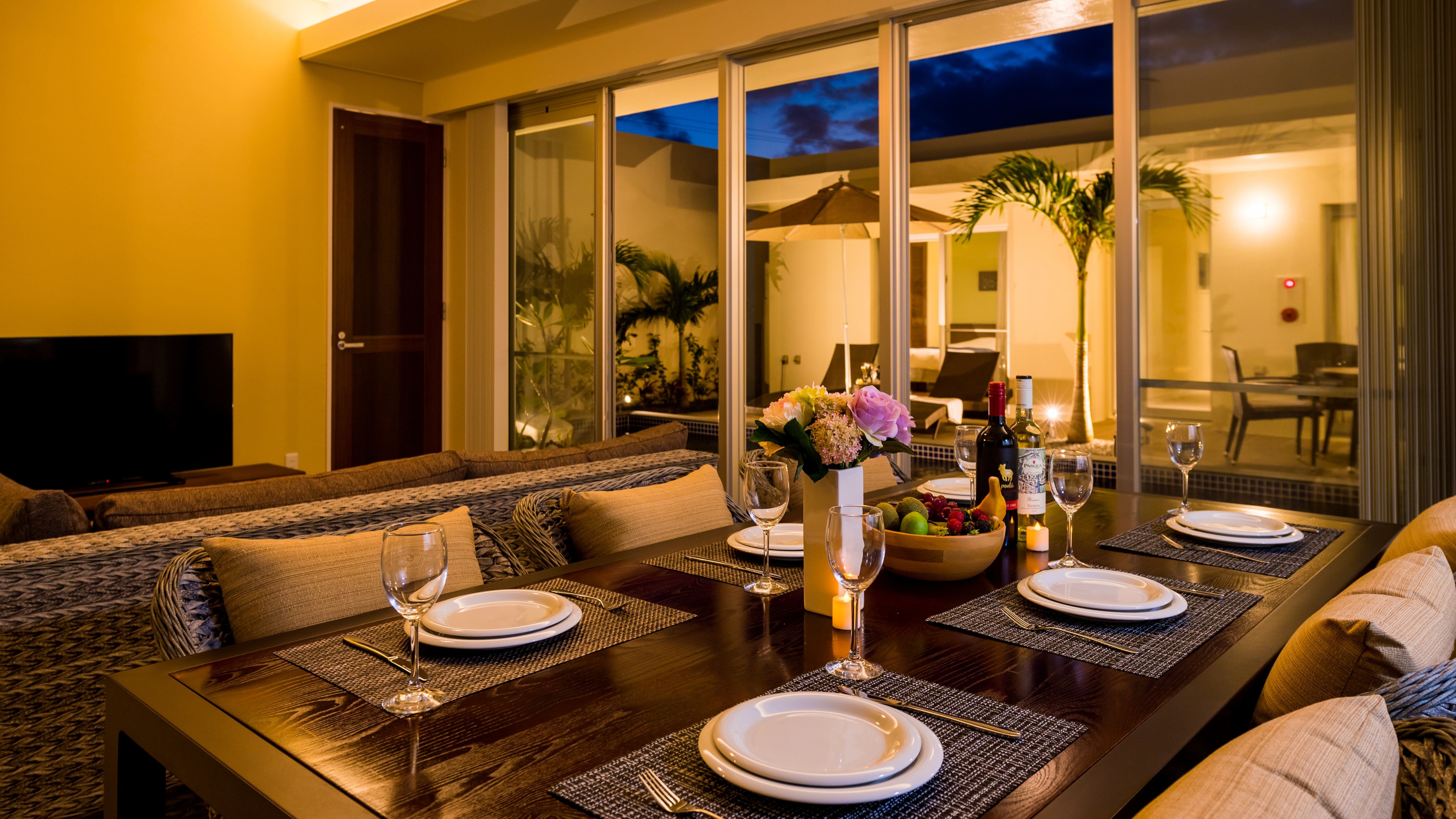 【LOTUS：リビングダイニング】広々としたLDKで大人数でもゆったり。楽しい家族旅行やグループ旅行