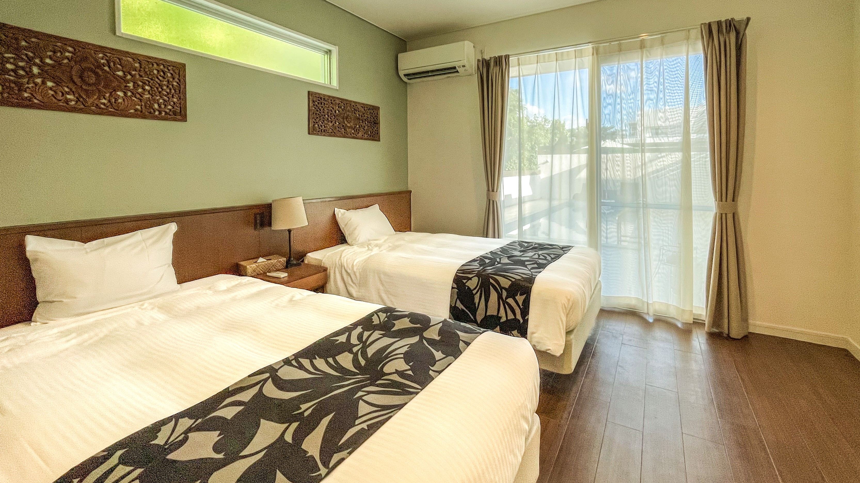 【PLAGE：ベッドルーム】明るく居心地の良い寝室。旅の疲れを癒す落ち着いた空間。