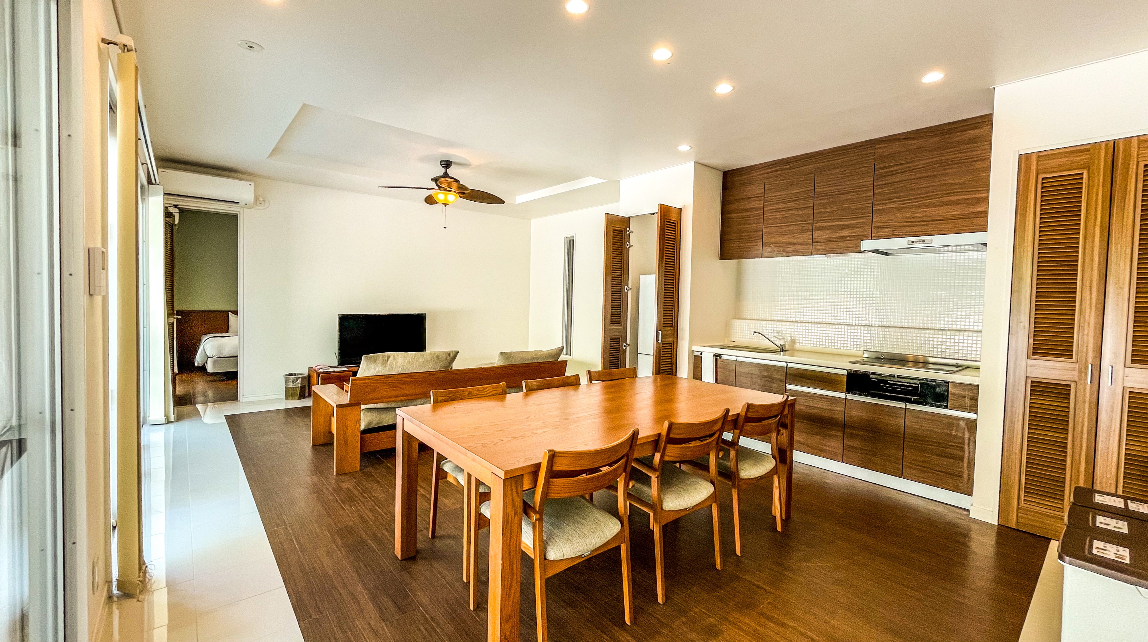 【PLAGE：リビングダイニング】広々としたダイニングスペース。皆でお食事をお楽しみいただけます。