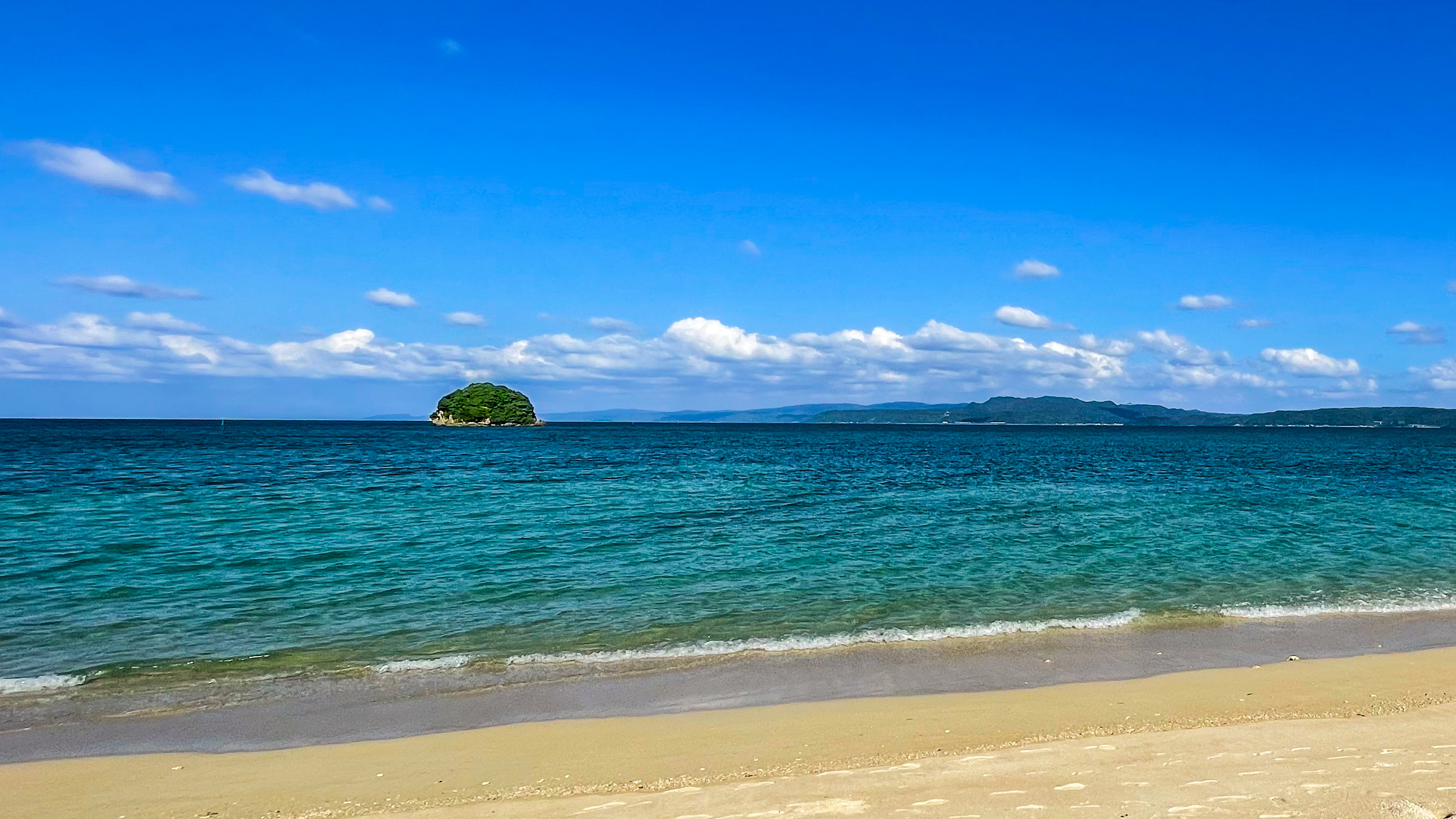 【宿泊施設周辺】海まで徒歩20秒。都会の喧騒から離れ、束の間のスローライフを体感。
