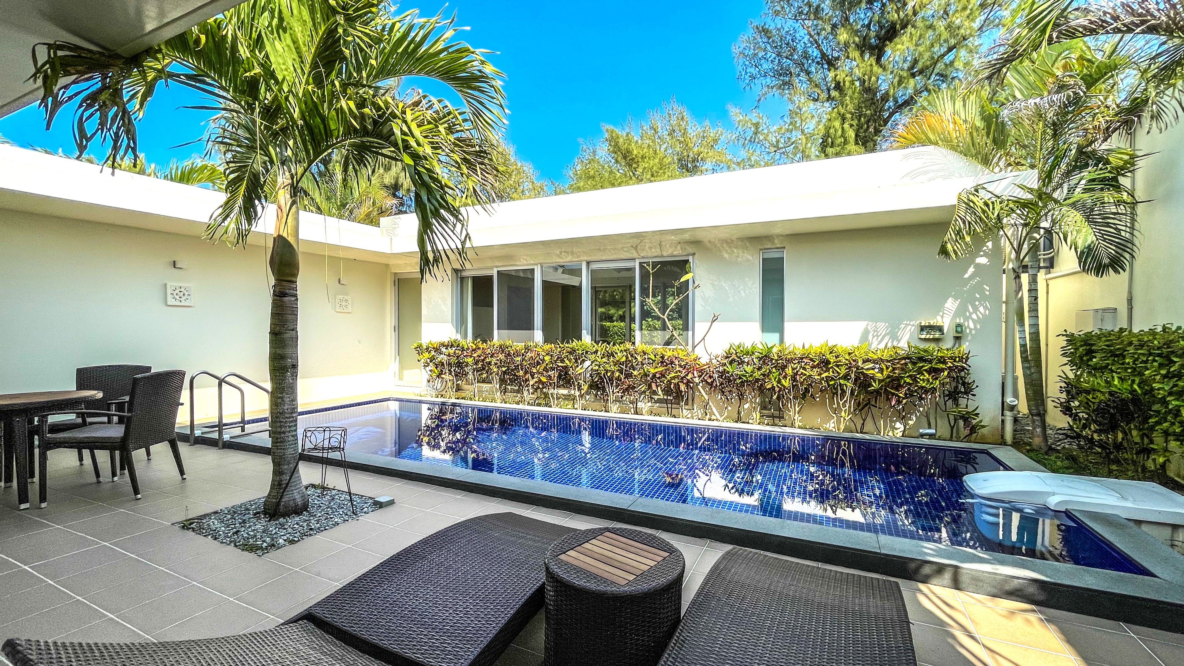 【LOTUS：プライベートプール】南国の木々に囲まれた中庭。誰にも邪魔されない極上の水辺でリラックス