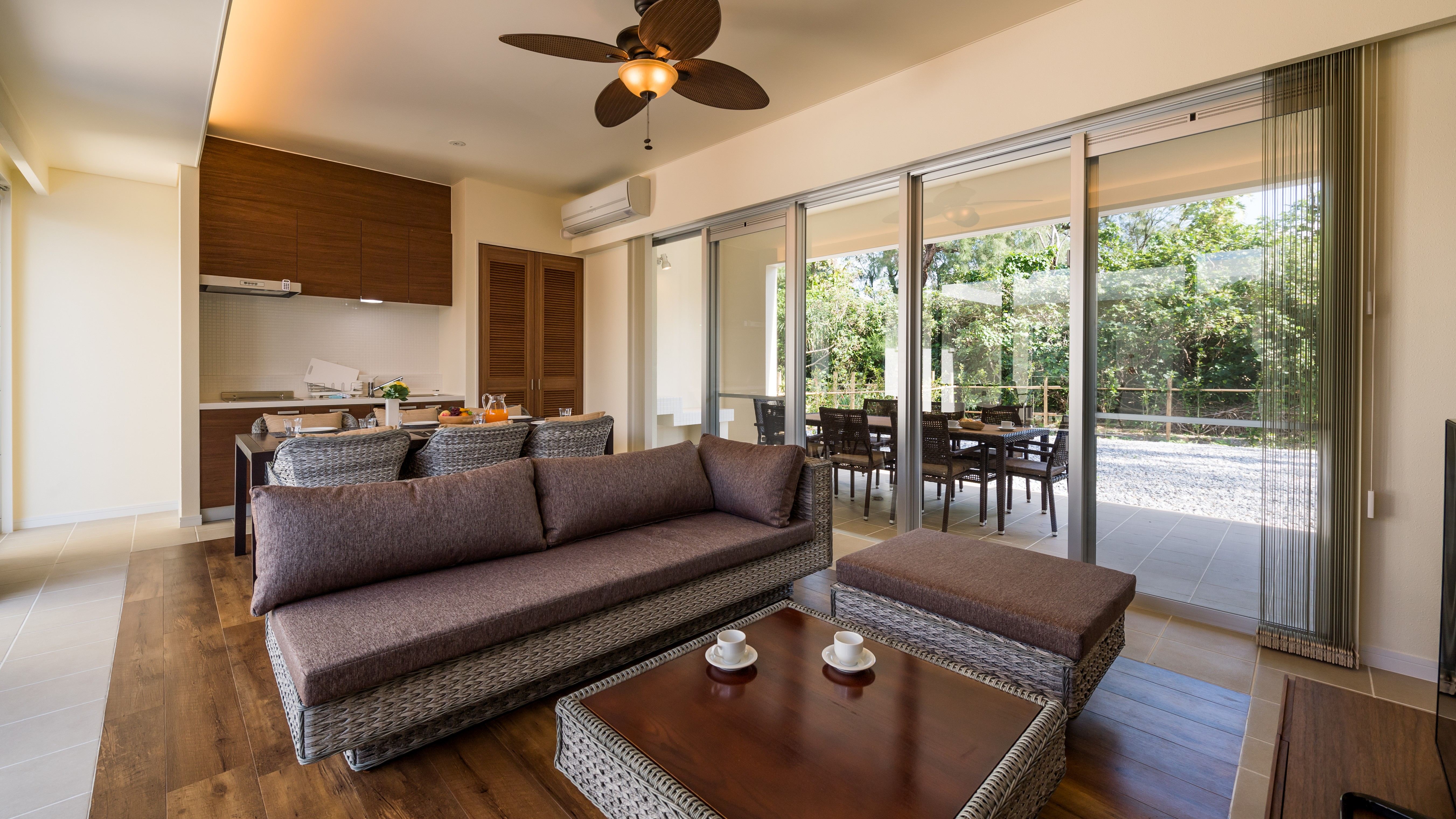 【LOTUS：リビングダイニング】最大8名様まで宿泊OK！モダンなインテリアで揃えた心地よい空間。