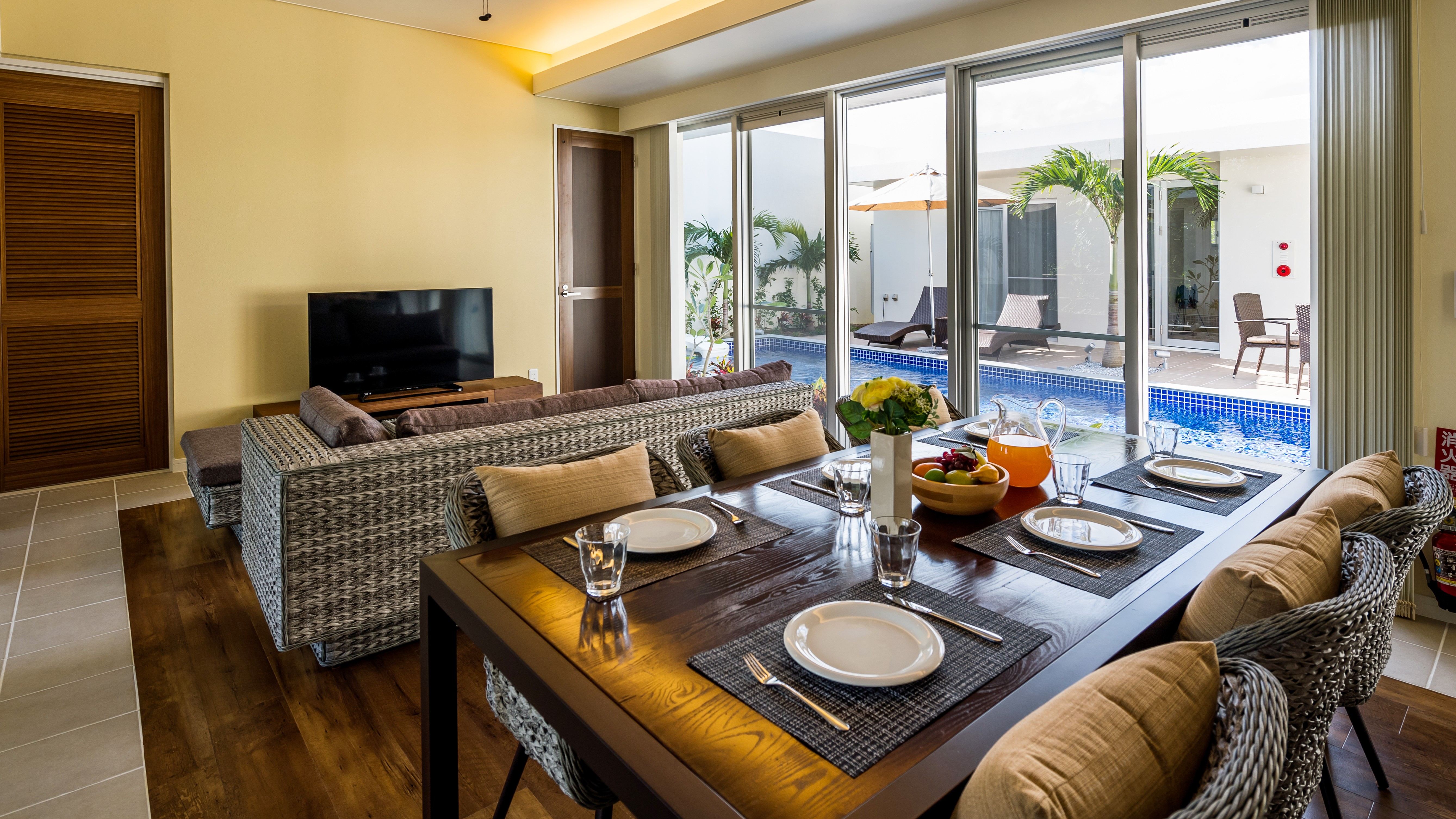 【LOTUS：リビングダイニング】リゾート感あふれる家具を配置。非日常を味わう上質なリラックスタイム