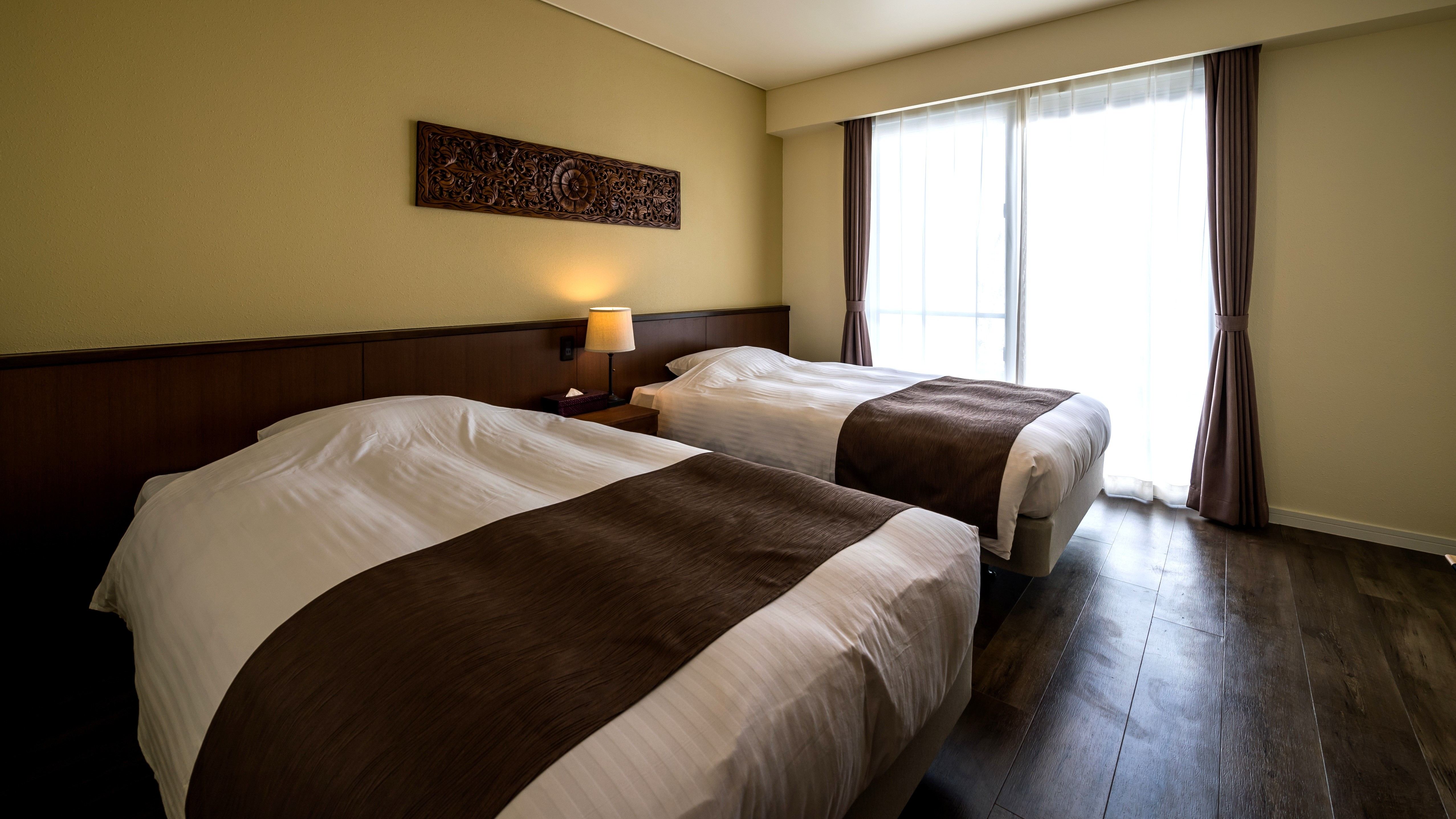 【ANTHURIUM：ベッドルーム】シンプルで機能的な寝室。快適な空間で旅の疲れを癒して。