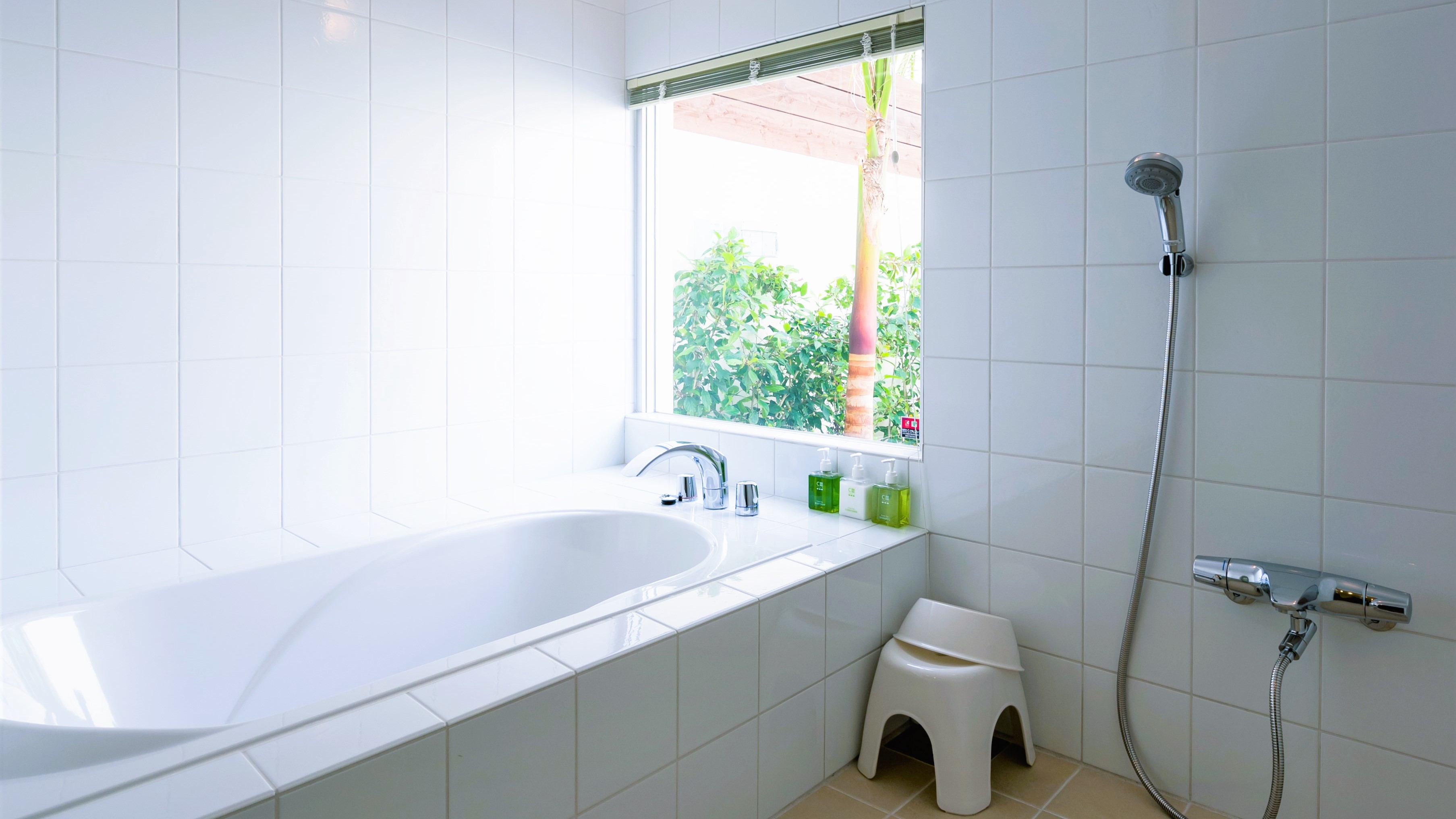 【ANTHURIUM：バスルーム】大きな窓とゆとりのある浴槽。リゾートらしいバスタイムを楽しめます。