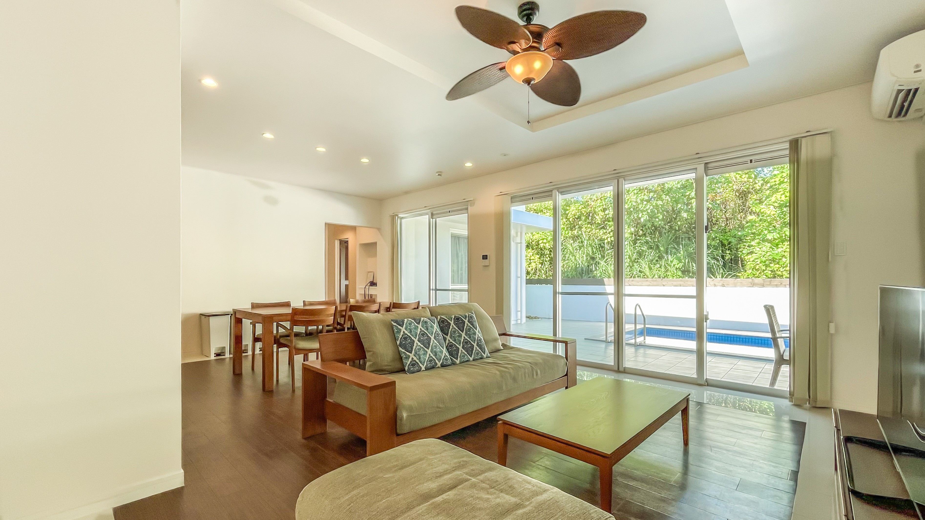 【PLAGE：リビングダイニング】木の温もりが心地よい空間。みんなで語らい、思い出を作ろう。