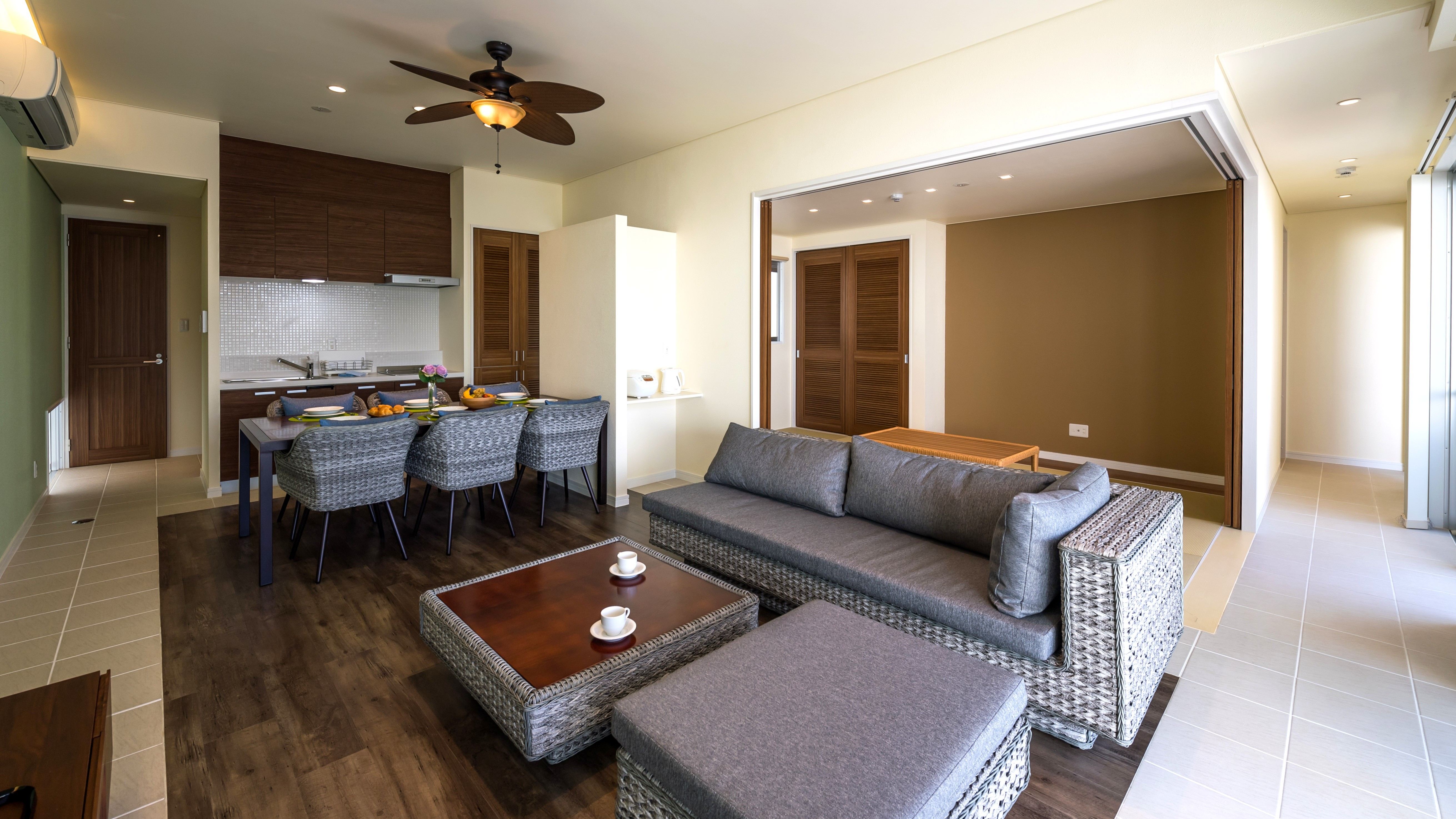 【ANTHURIUM：リビングダイニング】ゆったりとしたソファで寛ぐ。仲間や家族との会話が弾む空間。