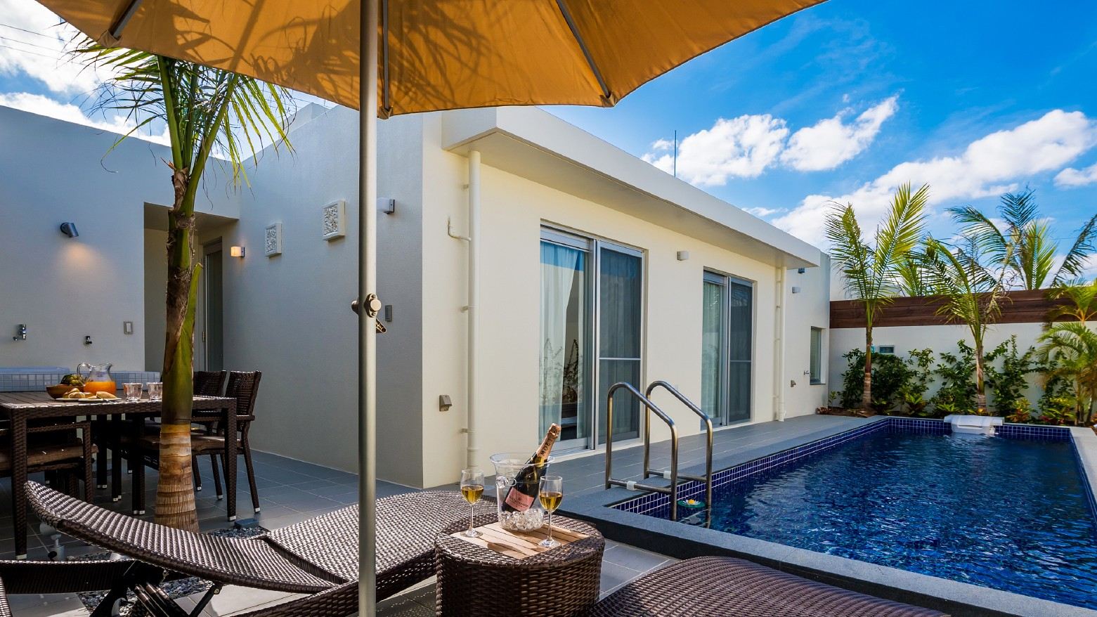 【ANTHURIUM：プライベートプール】開放感あふれるプールとデッキチェア。太陽の下でリラックス。