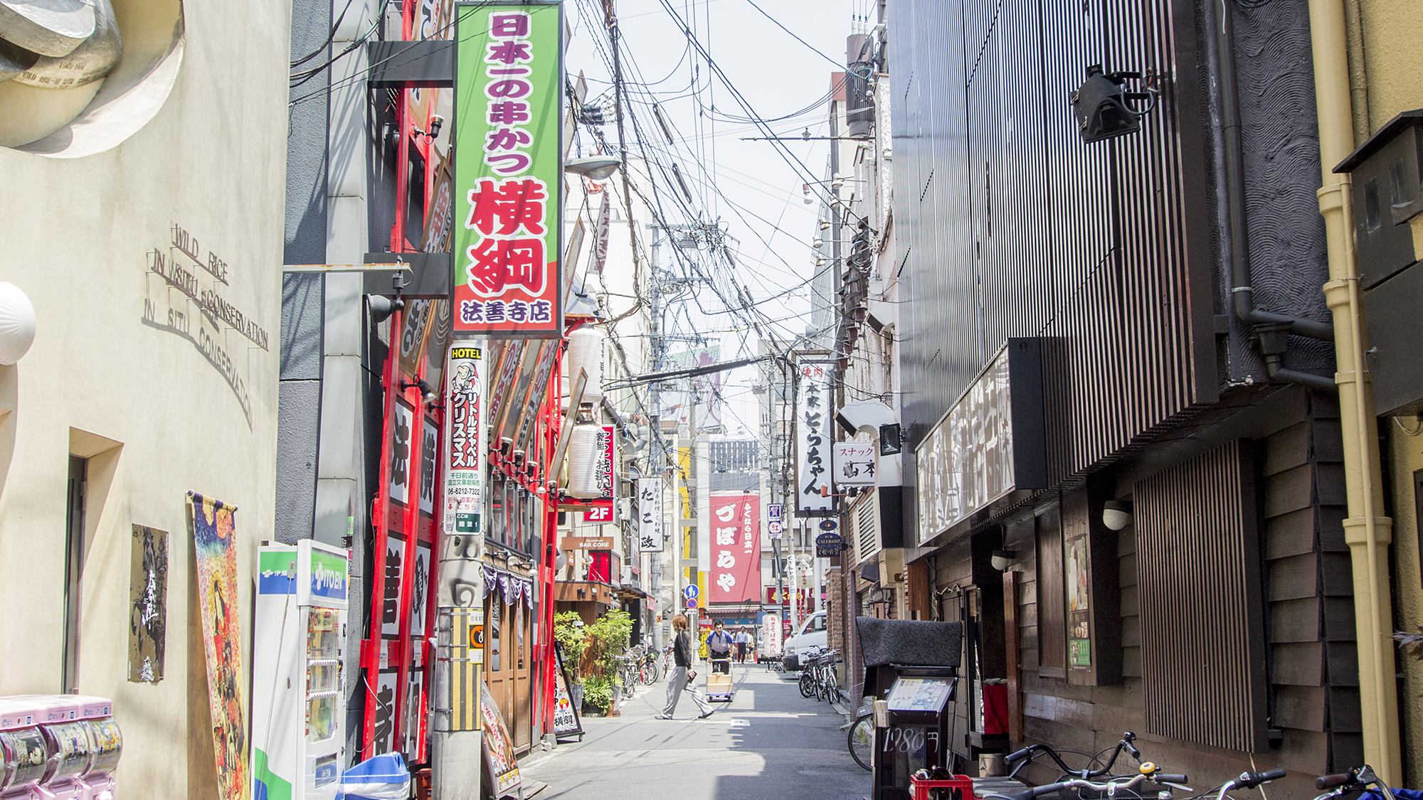 ■周辺施設：「道頓堀」大阪ミナミを象徴する有名な観光地。様々な大阪名物を堪能できます。