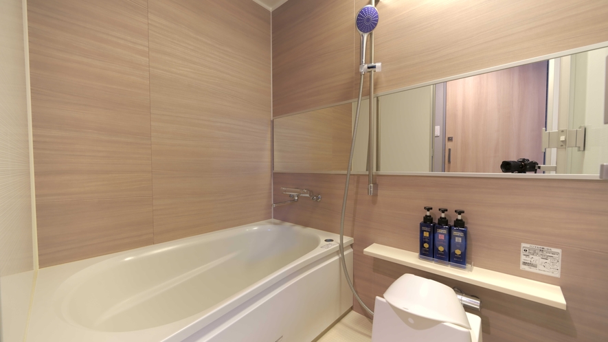 一般客室のバスルーム（1216サイズ）。バスタブ、シャワー、洗い場を完備。