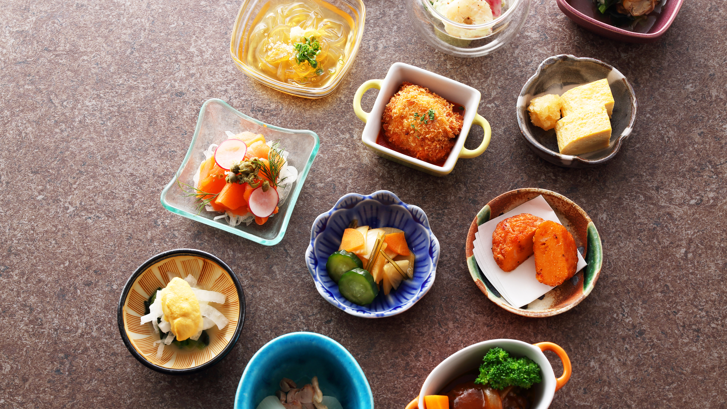 『銀座朝食ラボ』（朝7:00～11:00）江戸東京をまるごと楽しめる、色とりどりの小鉢。