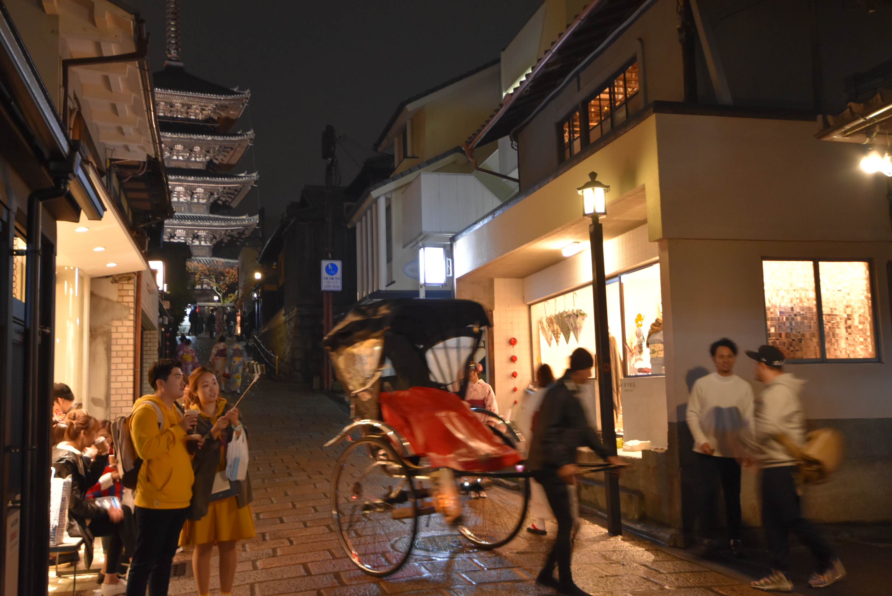 八坂の塔が見え、隣アラビカコーヒーから右側から3番目の建物です。 観光地そのままのところにひまわりがあります。