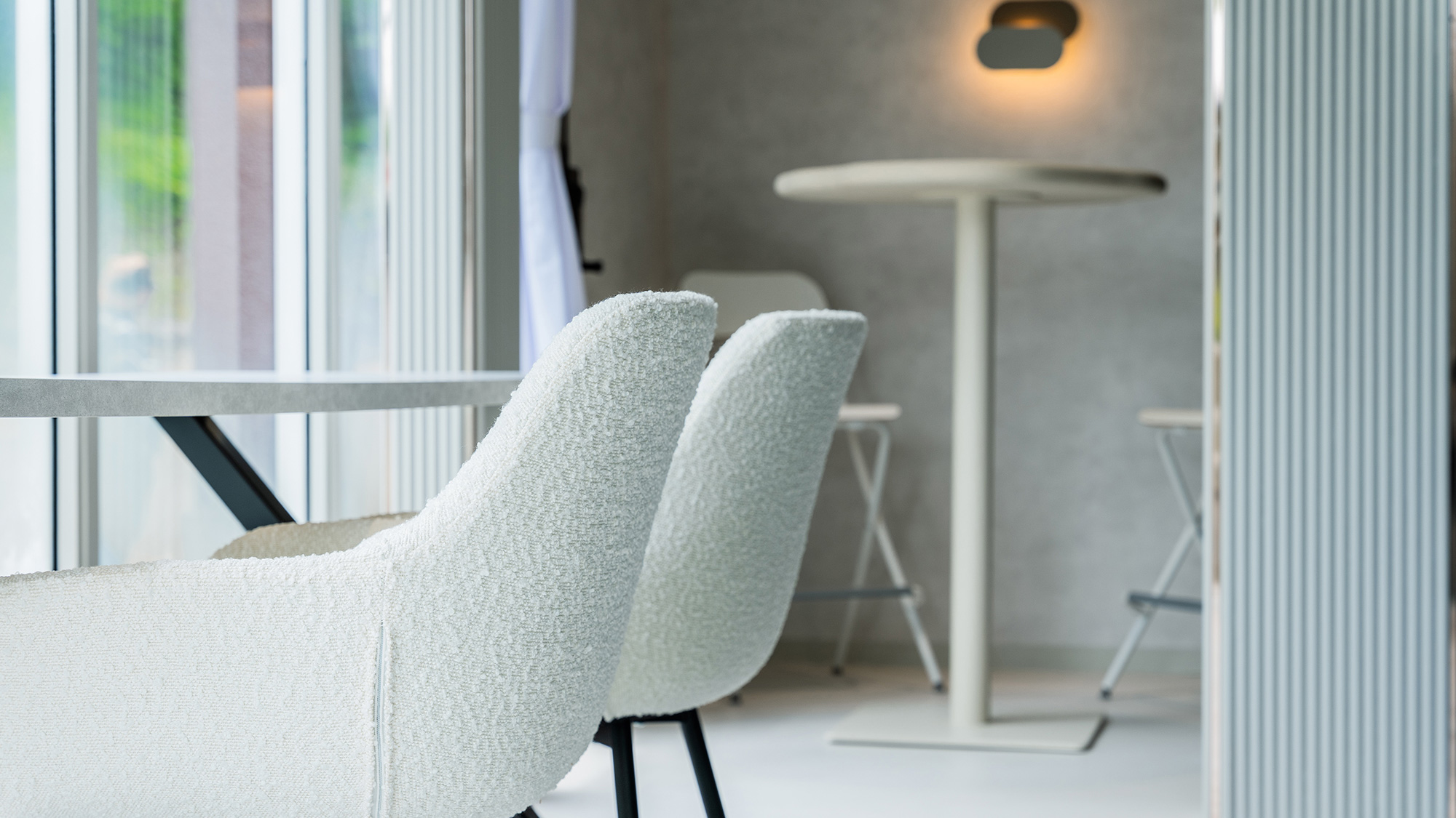 ・【コワーキングスペース】窓際には椅子2脚+テーブルを3セットをご用意しています