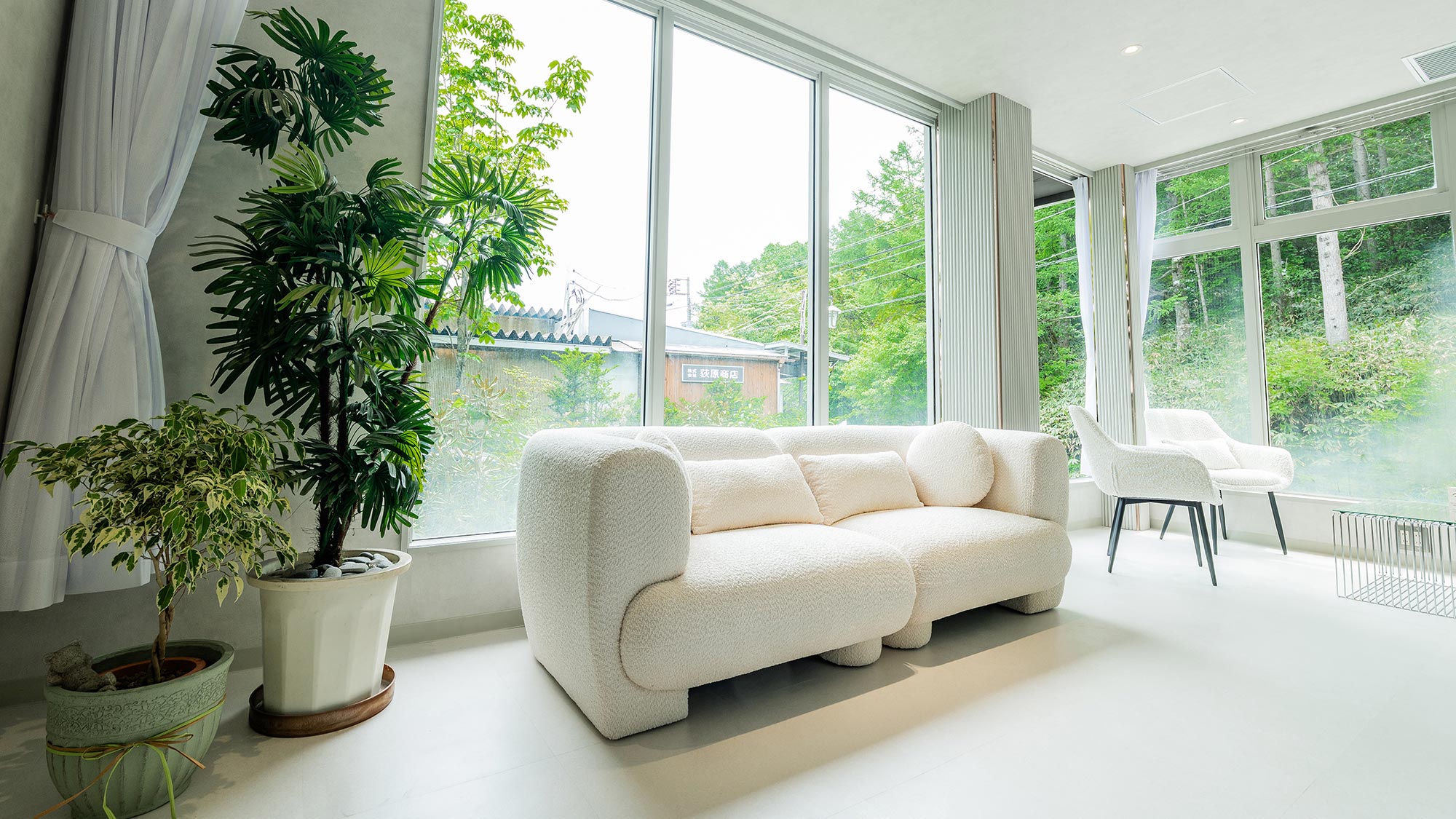 ・【コワーキングスペース】明るい光が差し込む空間。ソファに腰掛け、ゆったりとお過ごしいただけます