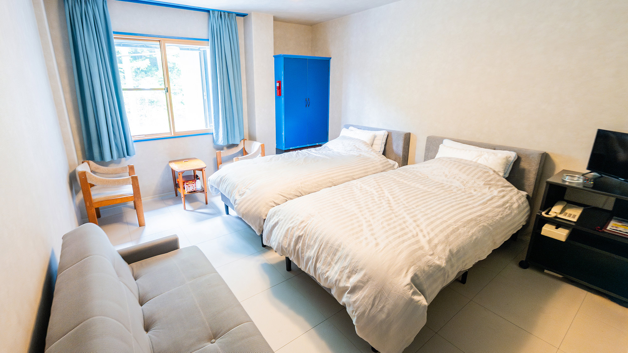 ・【ツインルーム／201】大きめの窓から室内にしっかりと自然光が差し込み、開放感のある空間