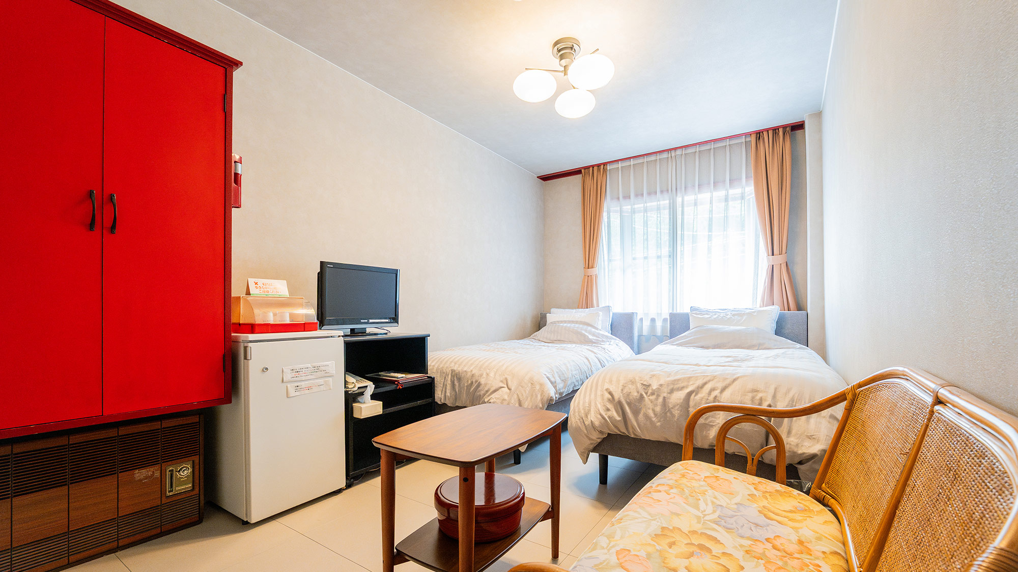 ・【ツインルーム／203】お部屋を照らす照明は柔らかく、お部屋の居心地の良さを演出します