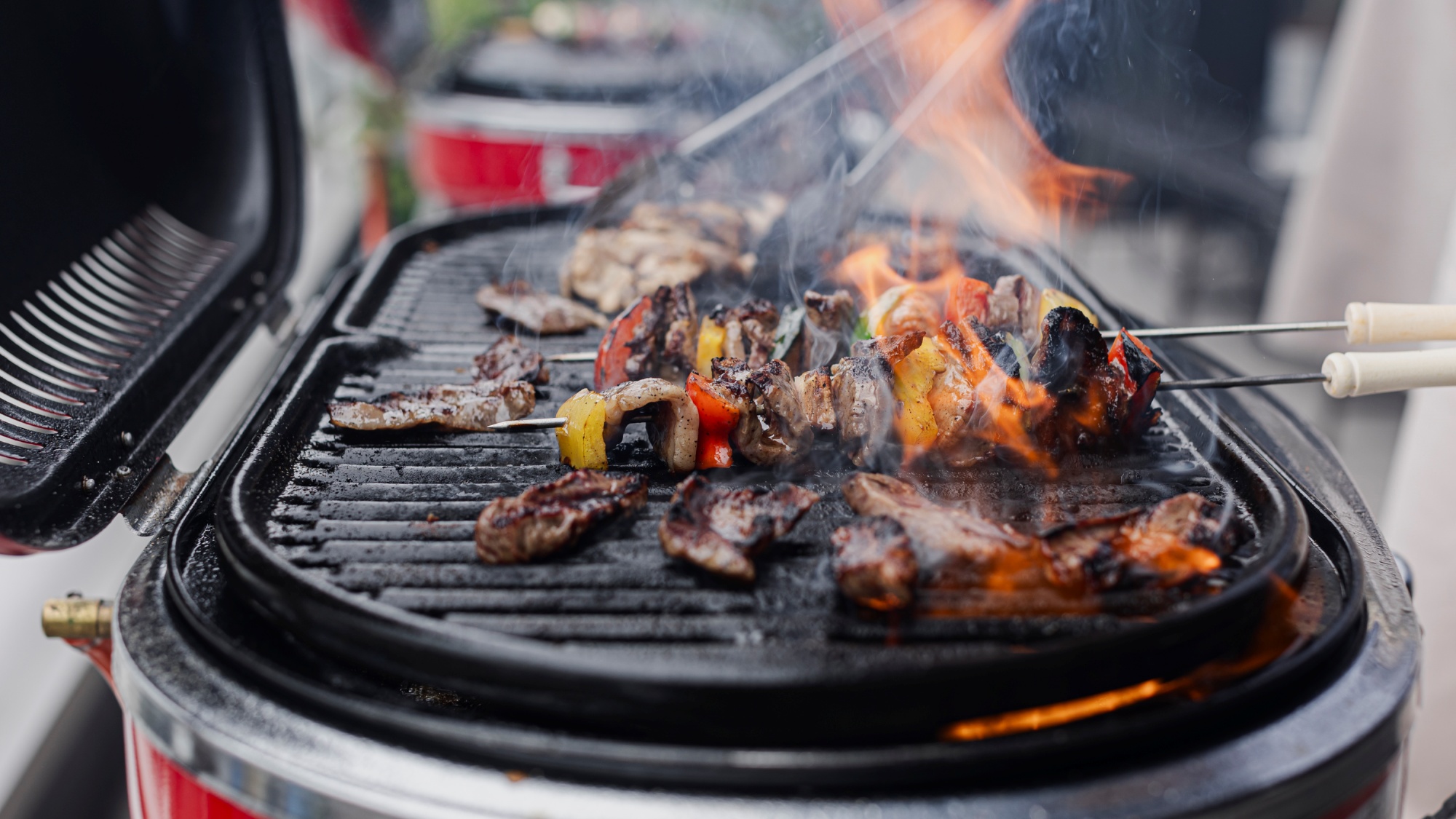 【ペントハウス／過ごし方】一例：気になる匂いや煙も、テラスBBQなら心配なし。