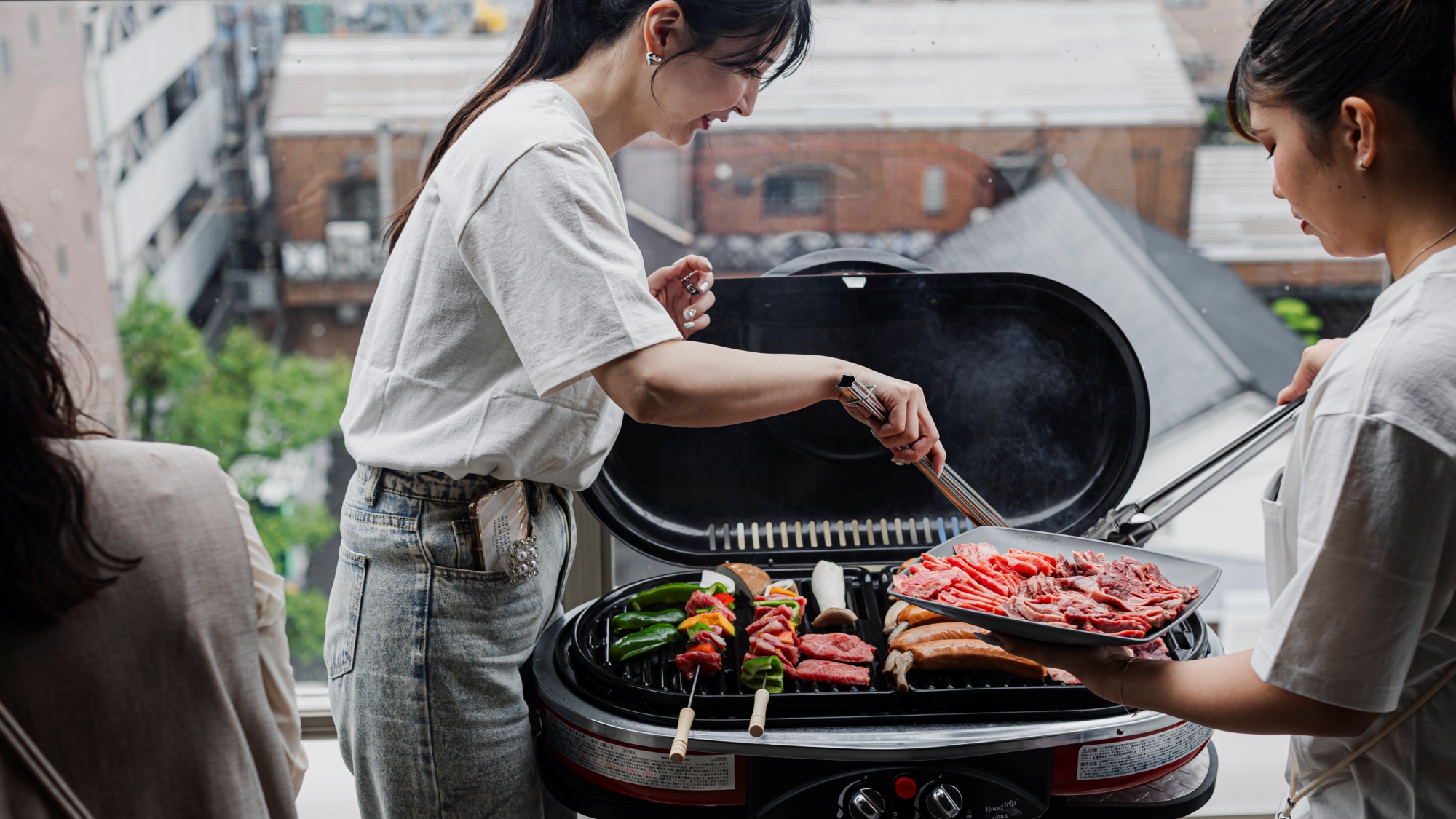 【ペントハウス／過ごし方】一例：みんなでやるBBQって、とっても楽しい。