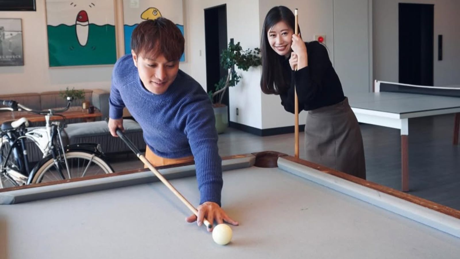 【ペントハウス／過ごし方】一例：本格的なビリヤード台を完備。いつでも二人でゲームを楽しめます。
