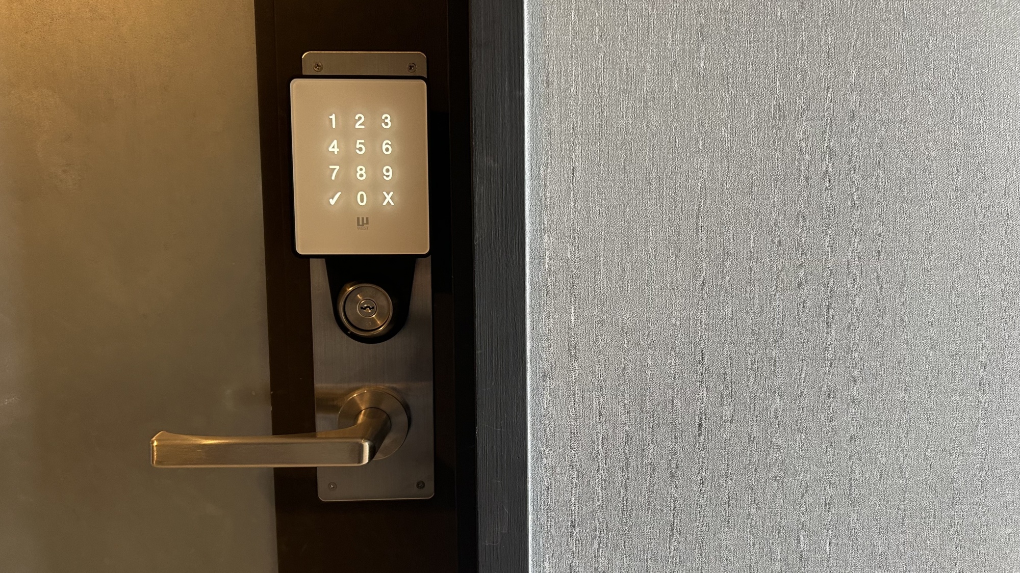 【ご宿泊のお客様へ】チェックイン手続き後、客室番号と入室用のPINコードが発行されます