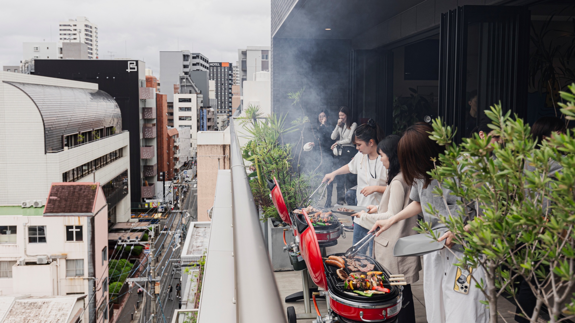 【ペントハウス／過ごし方】一例：天神の街中を眺めながらのBBQは恐らくここだけ。