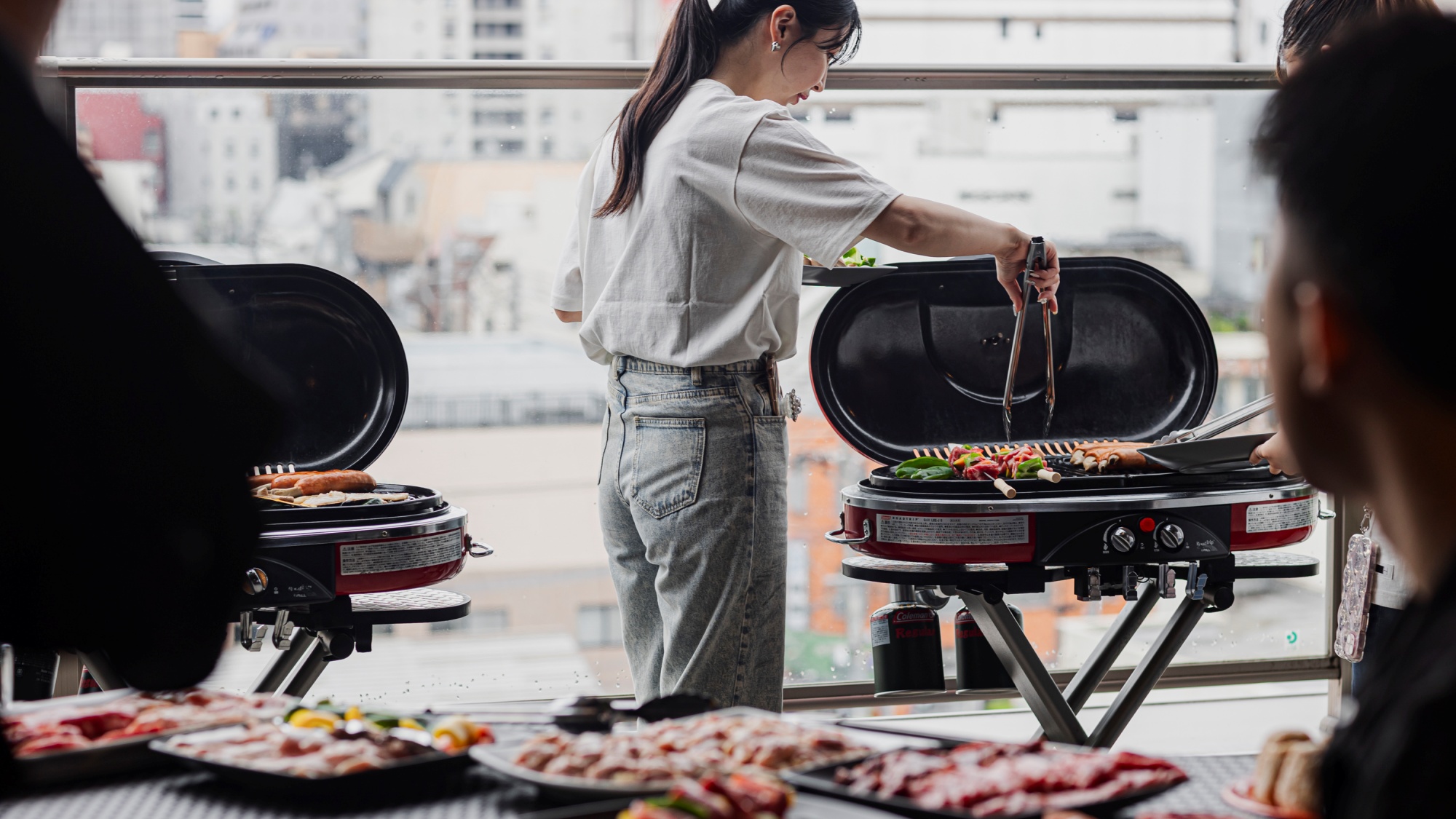 【ペントハウス／過ごし方】一例：開放的なテラスでのBBQは、匂いも気にせずお楽しみいただけます。