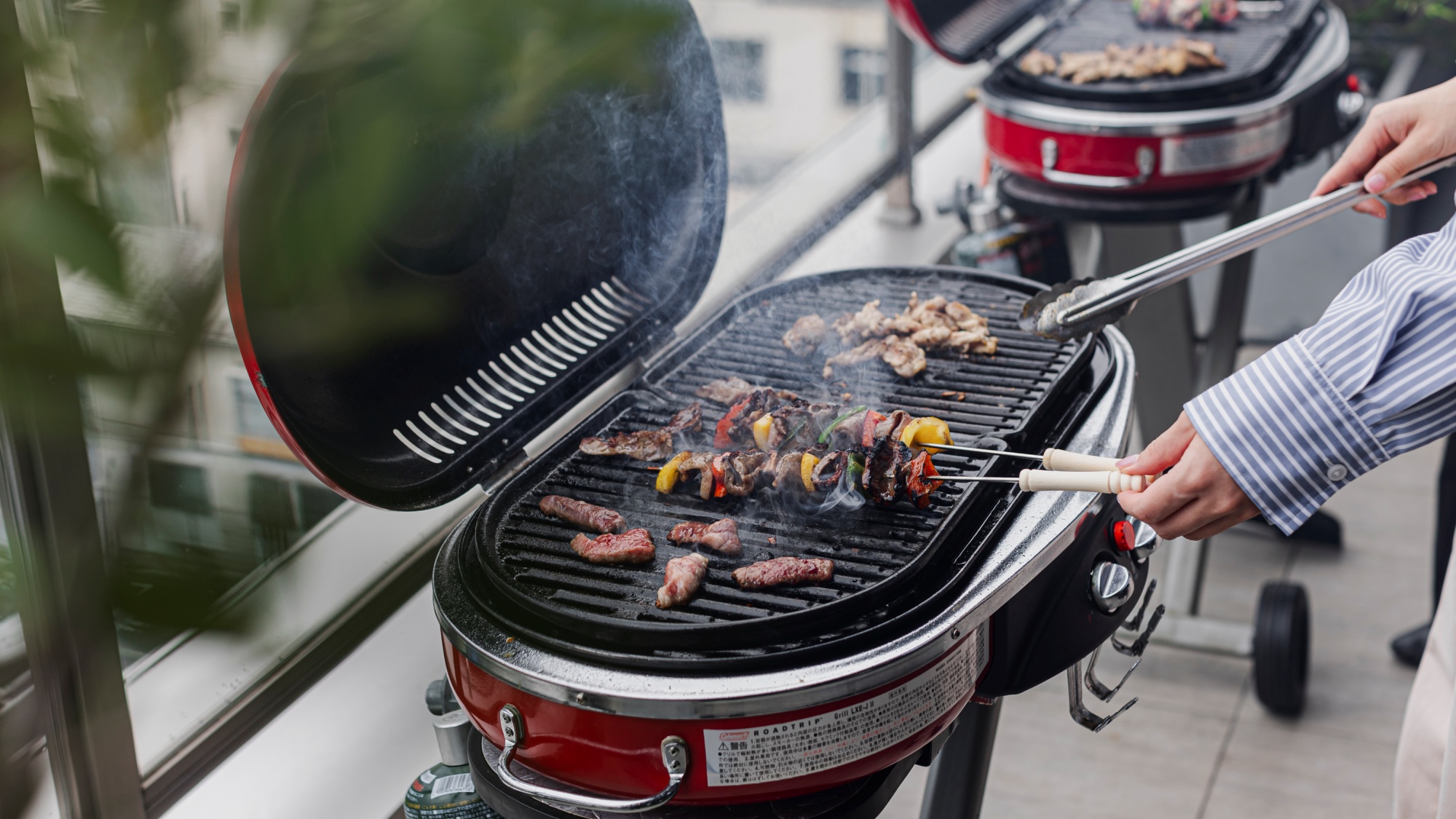 【ペントハウス／過ごし方】一例：専有テラスでBBQは格別。福岡天神のど真ん中に別荘を持った気分♪