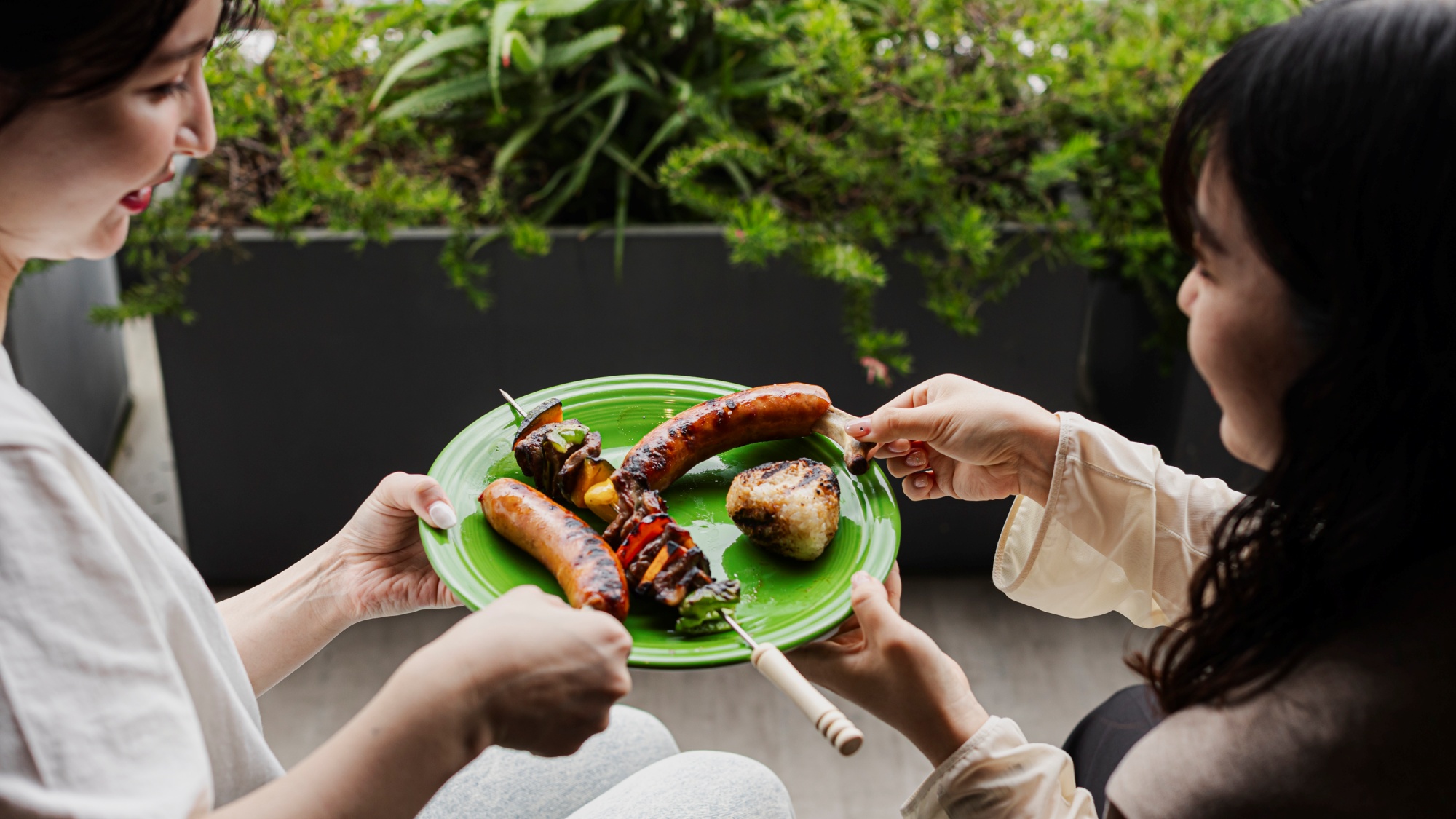 【ペントハウス／過ごし方】一例：どれにする？どれ食べる？とワイワイできるのも醍醐味。