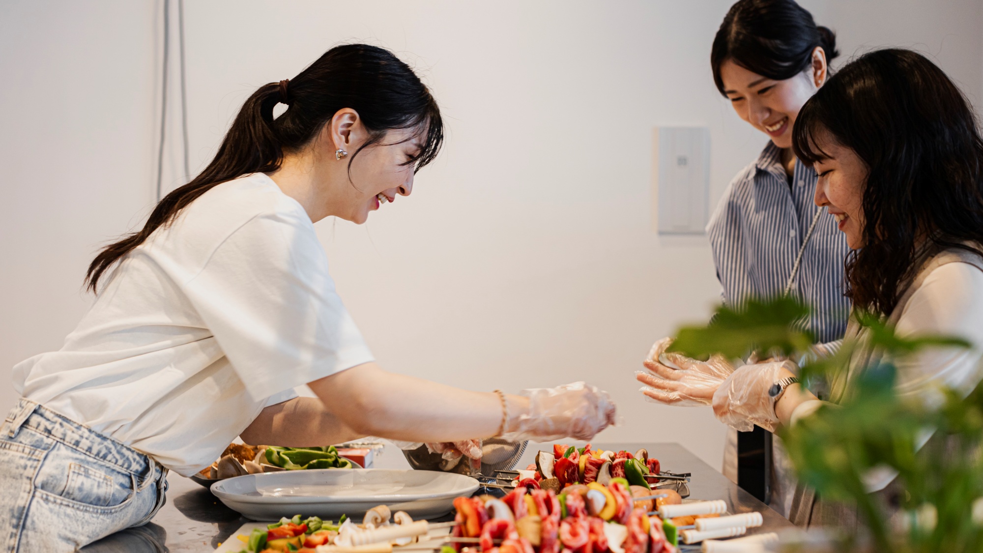 【ペントハウス／過ごし方】一例：広々キッチンでみんなでお料理しても、問題なくお過ごしいただけます。