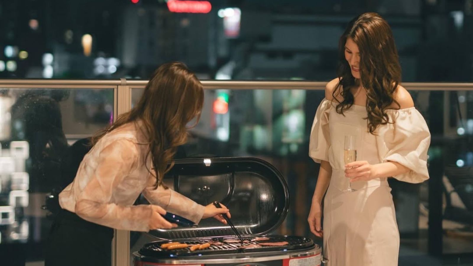 【ペントハウス／過ごし方】一例：天神の景色をバックに持ち込んだ食材でBBQもできます！