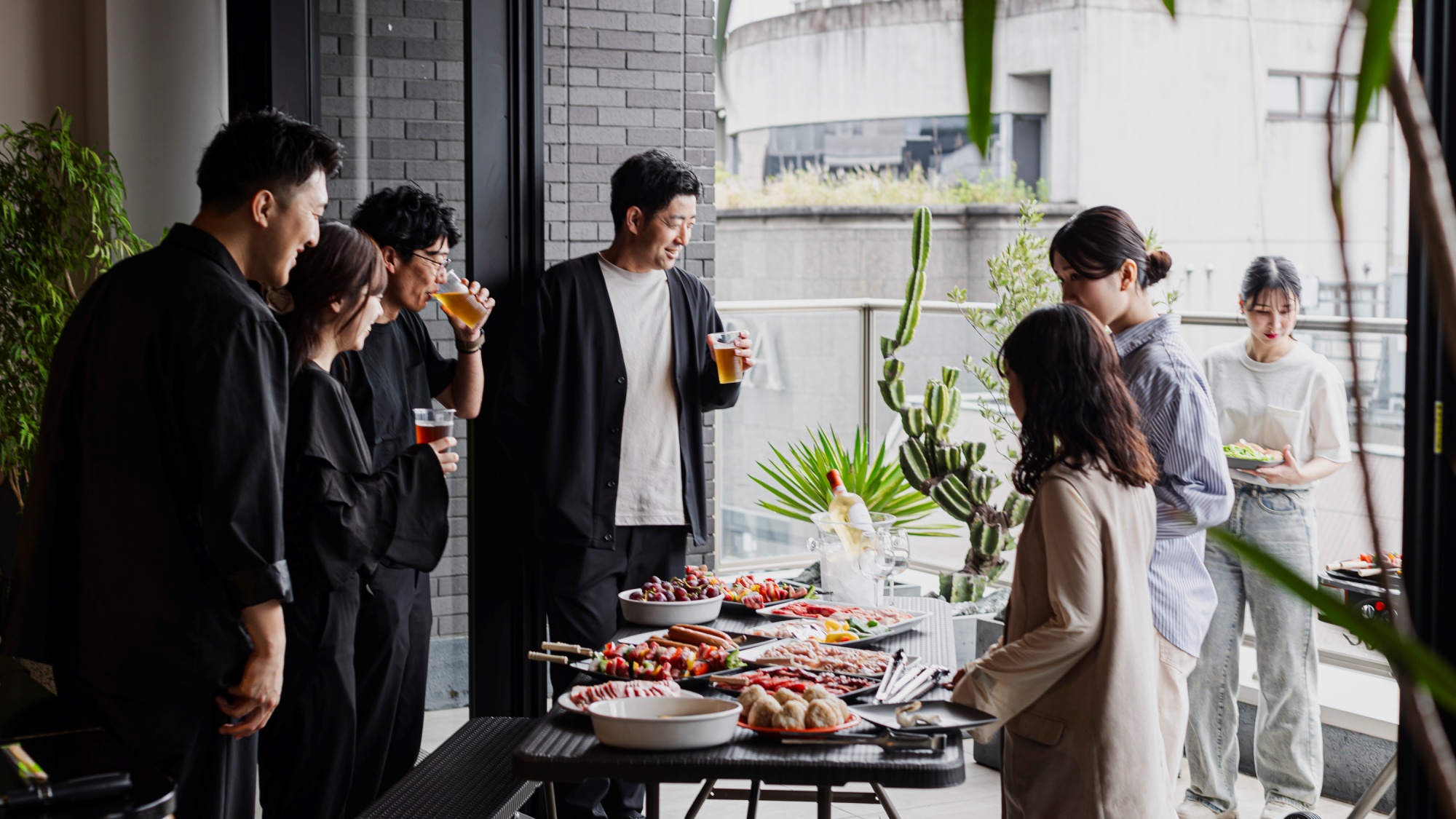 【ペントハウス／過ごし方】一例：お酒やジュース片手に、みんなでワイワイBBQ♪