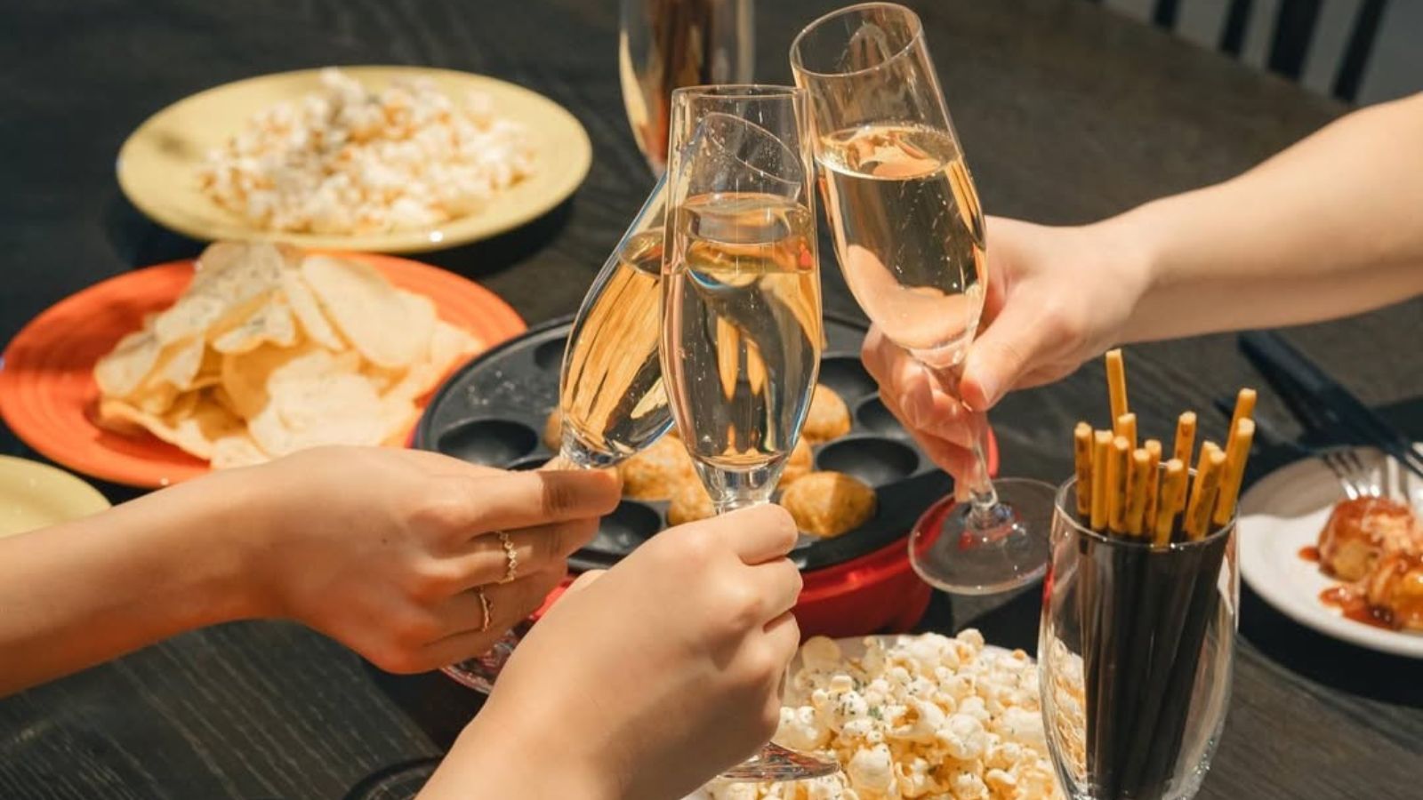 【ペントハウス／過ごし方】一例：持ち寄ったお酒とお菓子で飲み会を開催♪