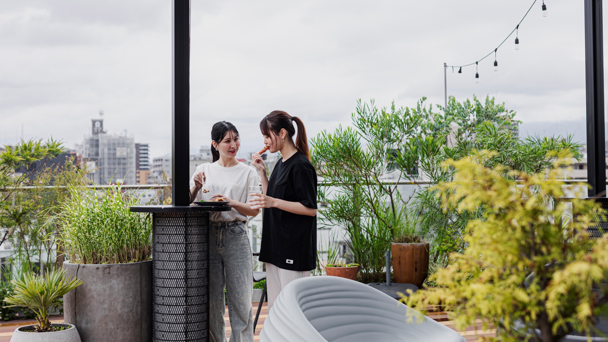 【屋上スペース】テーブルもあるので、外の景色を眺めながらお過ごしいただけます。