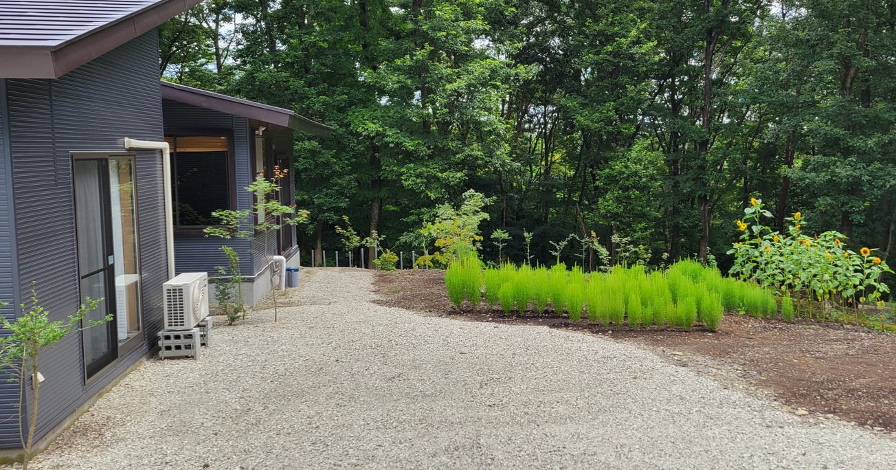 【連泊プラン】広い敷地と、庭に季節の草花の映えるコテージ¨【Ｒ棟】