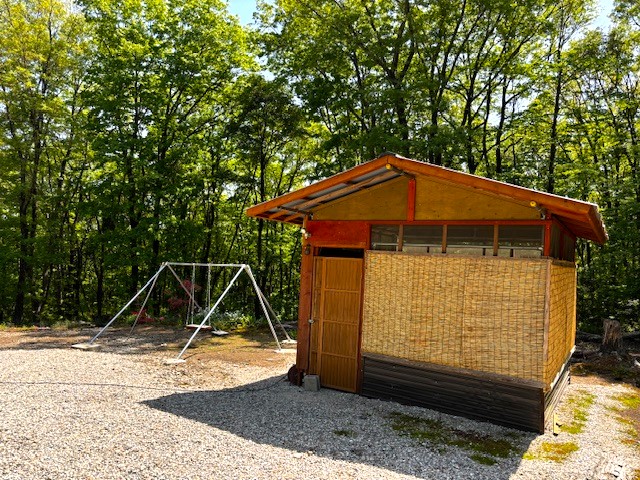 コテージＲ棟敷地内のＢＢＱハウス＆ブランコ