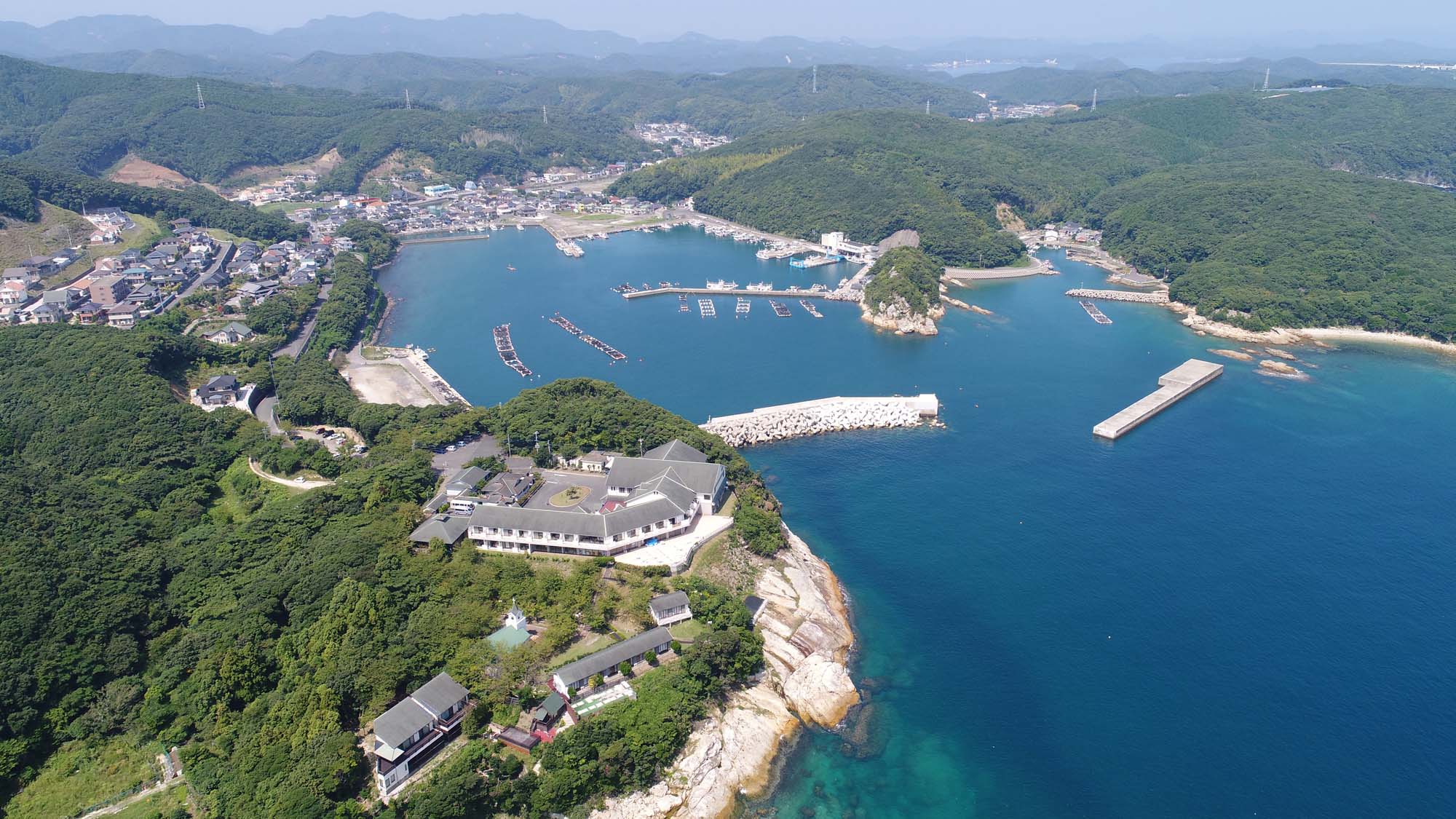 海を臨む外観