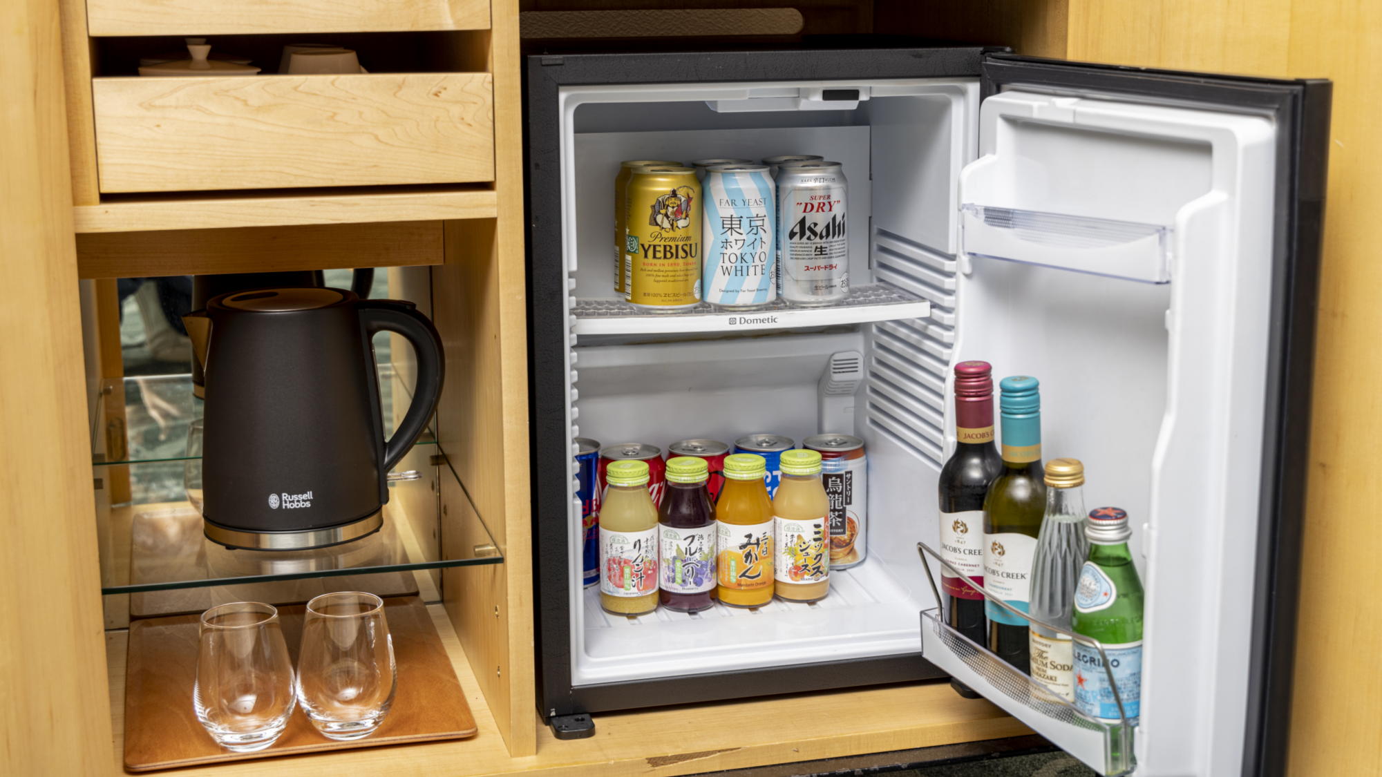 ◆スイートルームプレミアム特典｜東京ホワイトのビールや順造選シリーズのジュースなどをご用意。