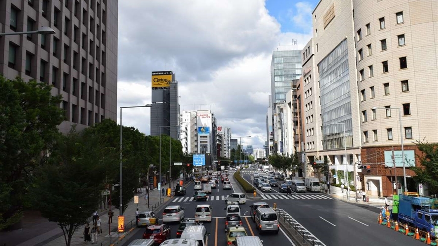 ◆青山通り赤坂方面｜ハイブランドのショップが集まる銀座や六本木は、車で数分から20分圏内。