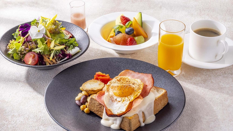 ◆ご朝食一例｜エッグベネディクトーポーチドエッグとオランデーソースをかけた定番の一品