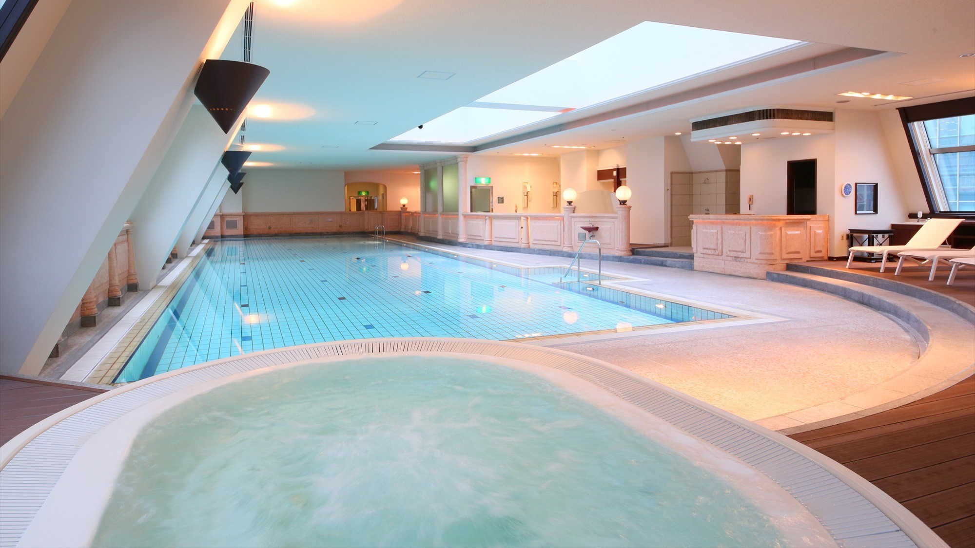 ◆INDOOR POOL ｜スイートルームプレミアム特典としてご滞在中は無料でご利用いただけます。
