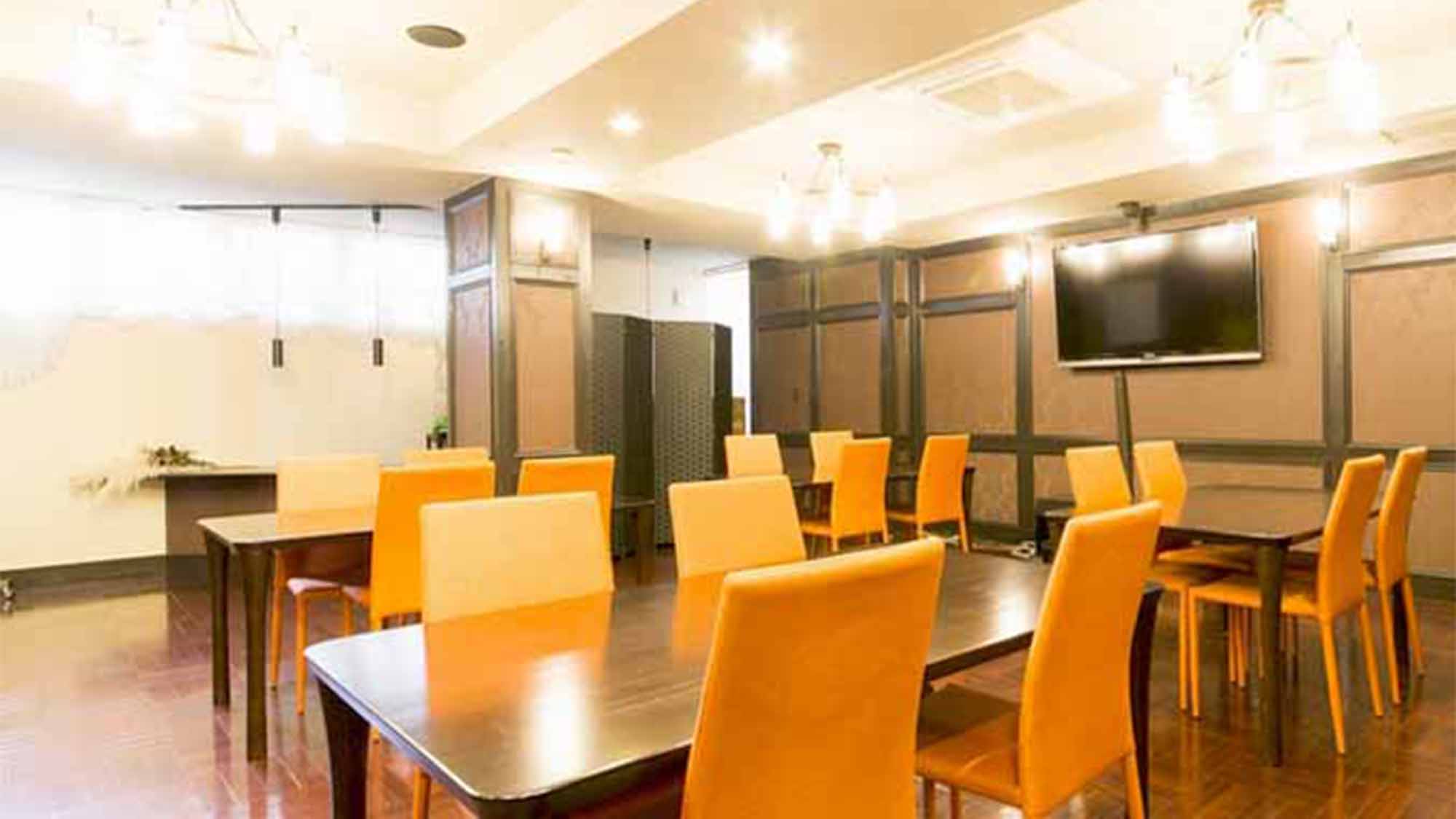 ・お食事場所や会議室としてもご利用できる広い空間