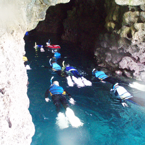 【青の洞窟体験シュノーケリングツアー】沖縄で人気ブルーホールを体感して最高の思い出に！