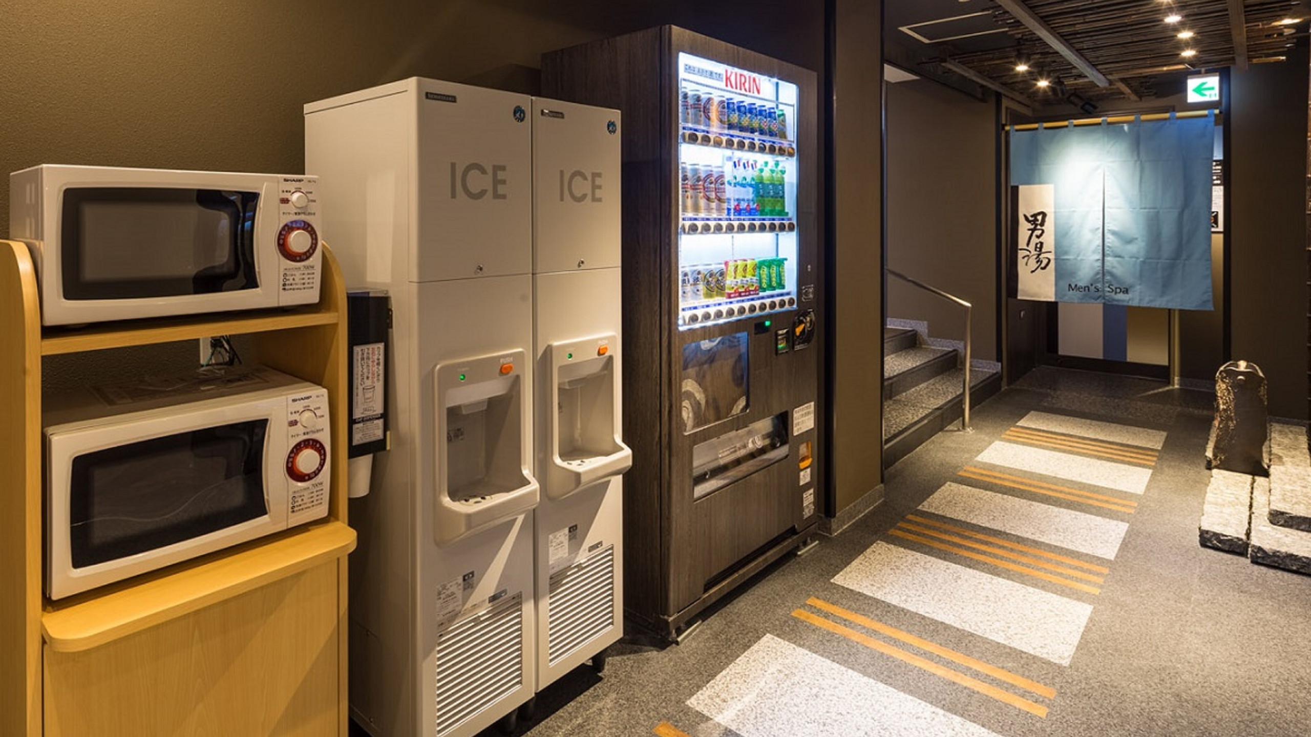 2階　製氷機、電子レンジ、自動販売機
