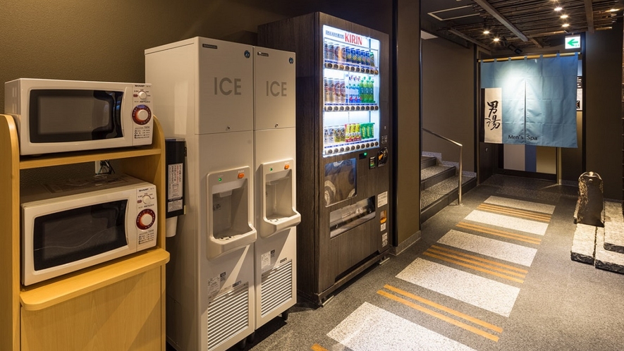 2階製氷機、電子レンジ、自動販売機