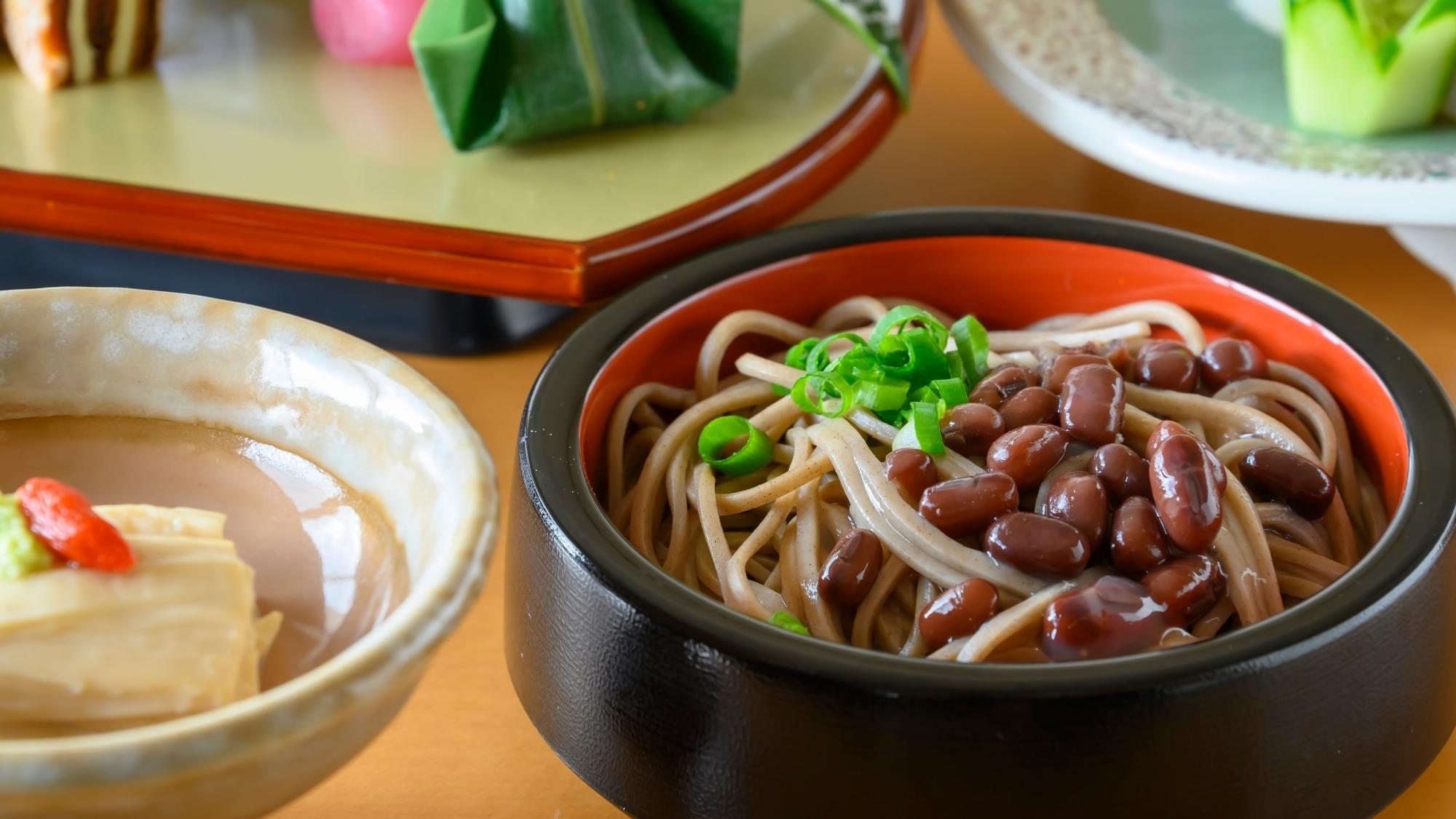 郷土料理「神西そば」ぜんざい風のおつゆであじわうお蕎麦。神西がぜんざいになまったという逸話も。